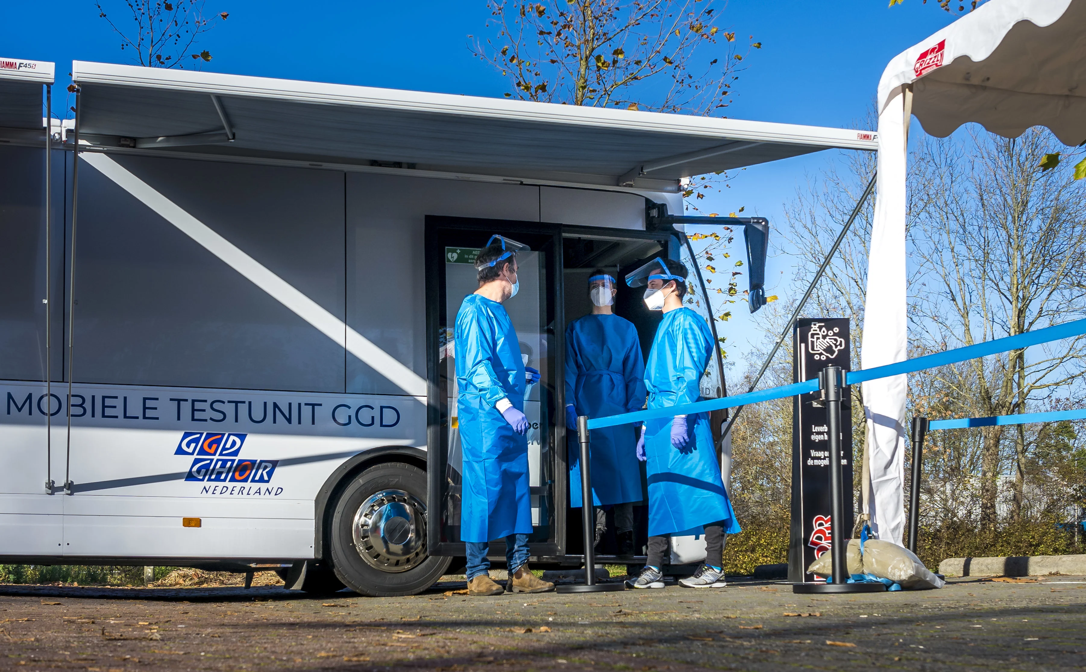 Jongeren saboteren testlocatie op Urk, GGD-medewerkers bekogeld