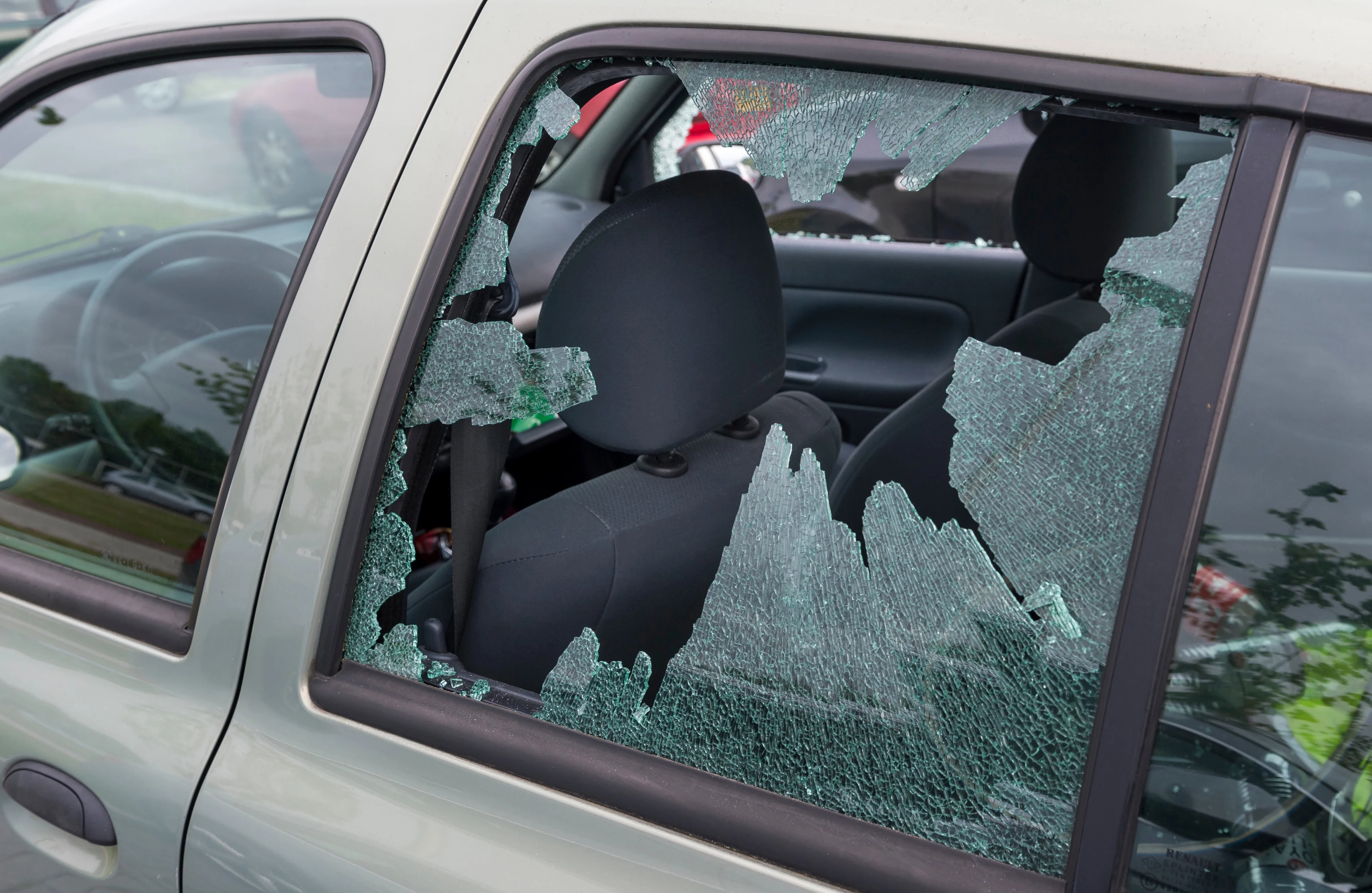 Ruiten van meerdere auto's vernield in Tilburg, man (45) met ijzeren pijp aangehouden