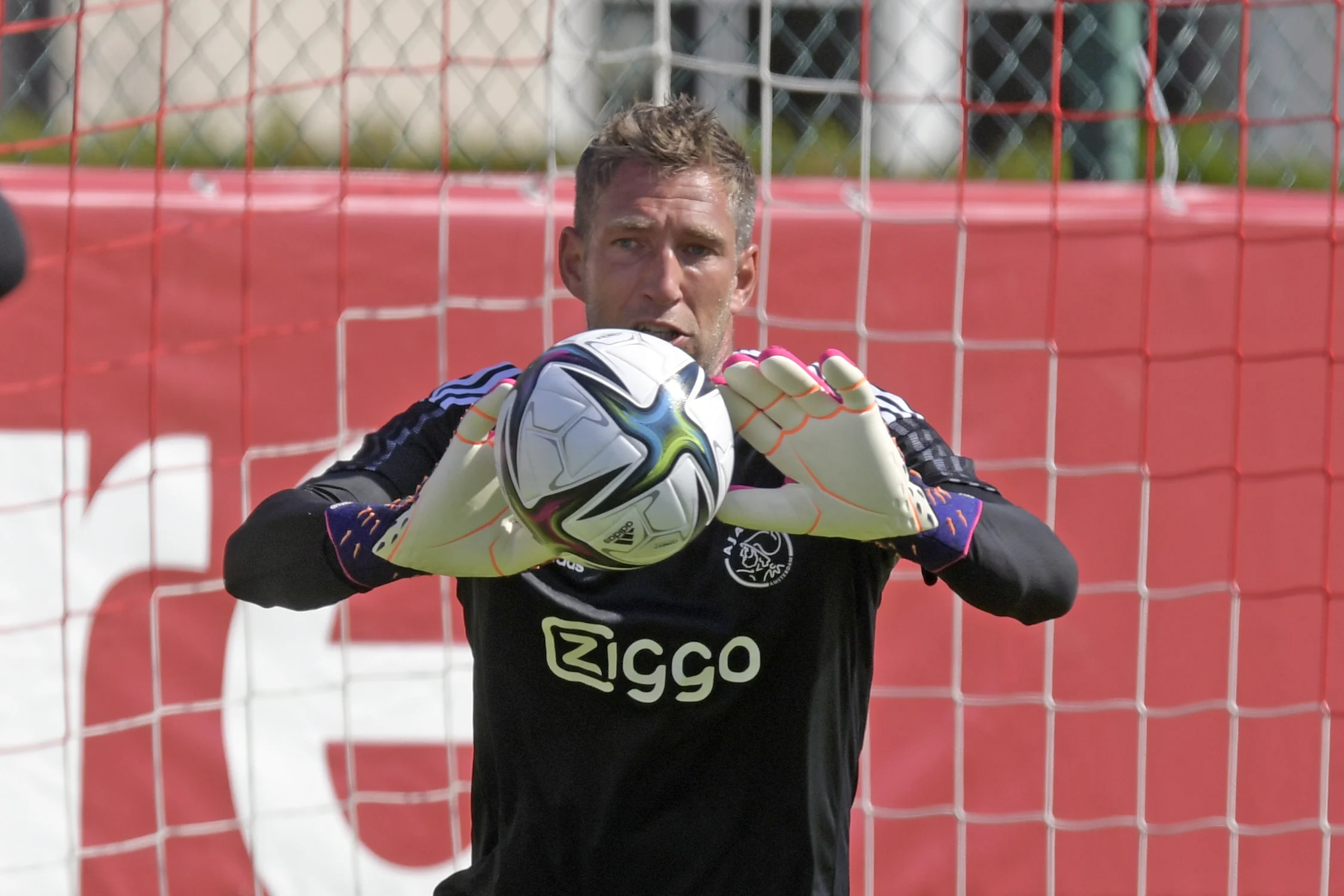 Ajax-doelman Stekelenburg mist rest van seizoen door heupoperatie