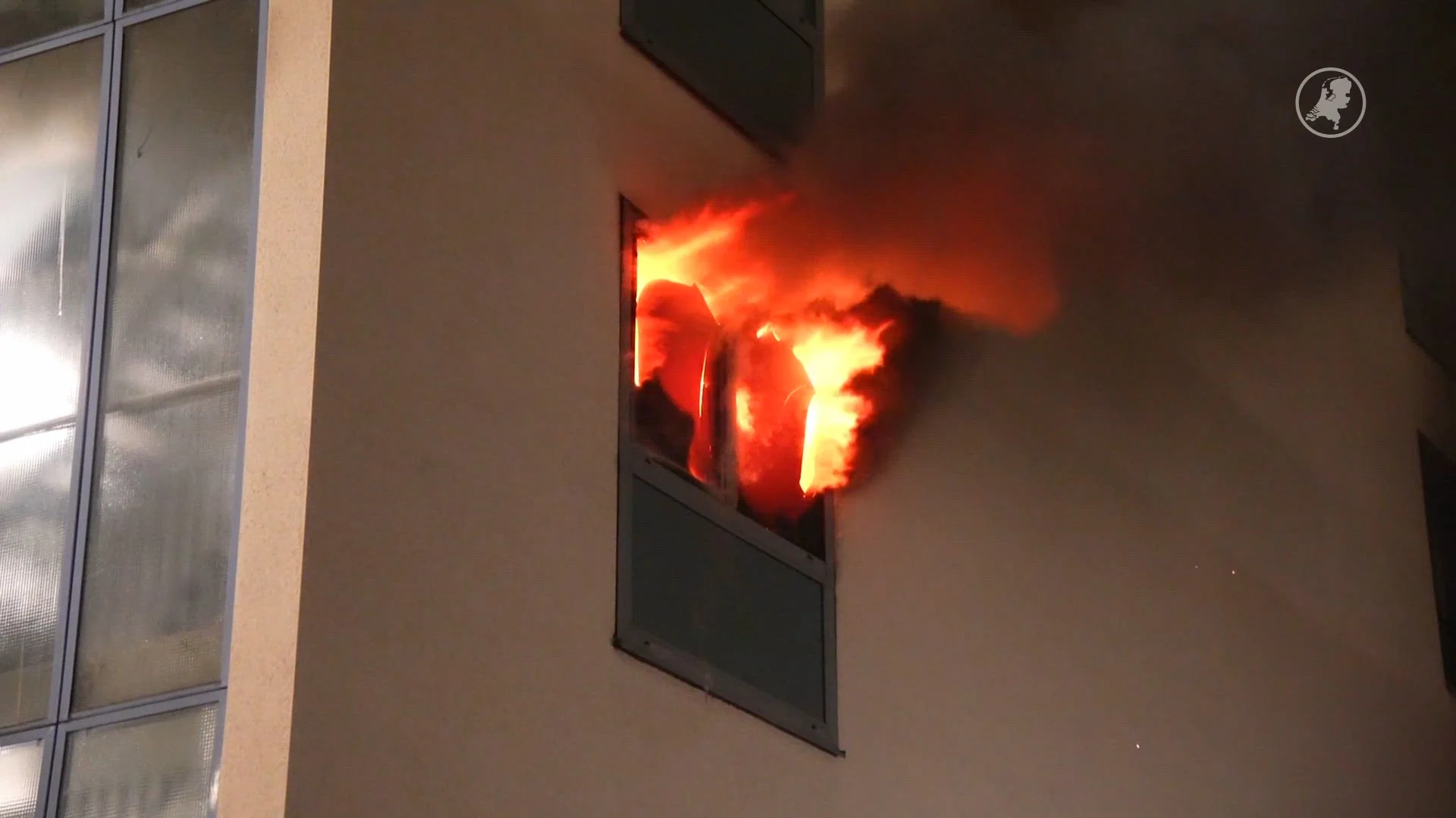 Vlammen slaan uit woning Rotterdam