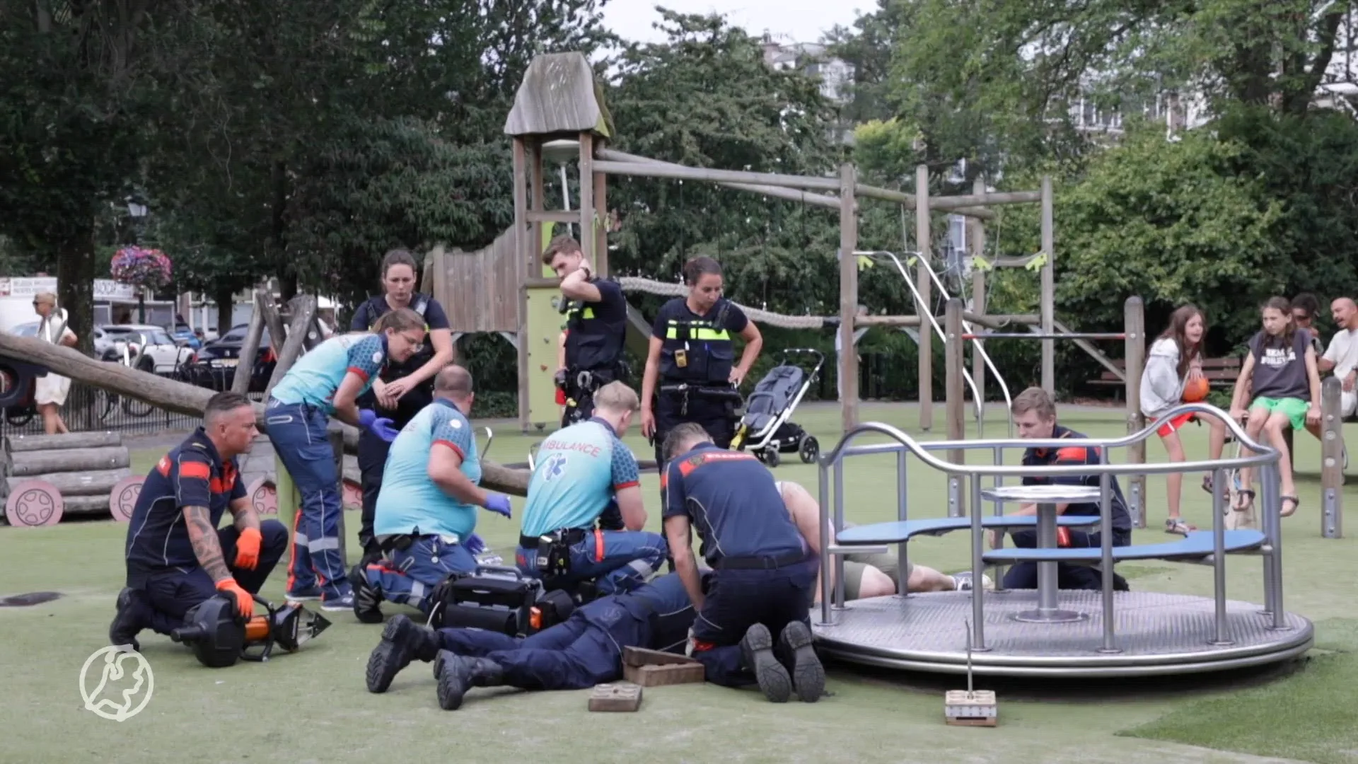 Jongetje vast in speeltoestel in Den Haag