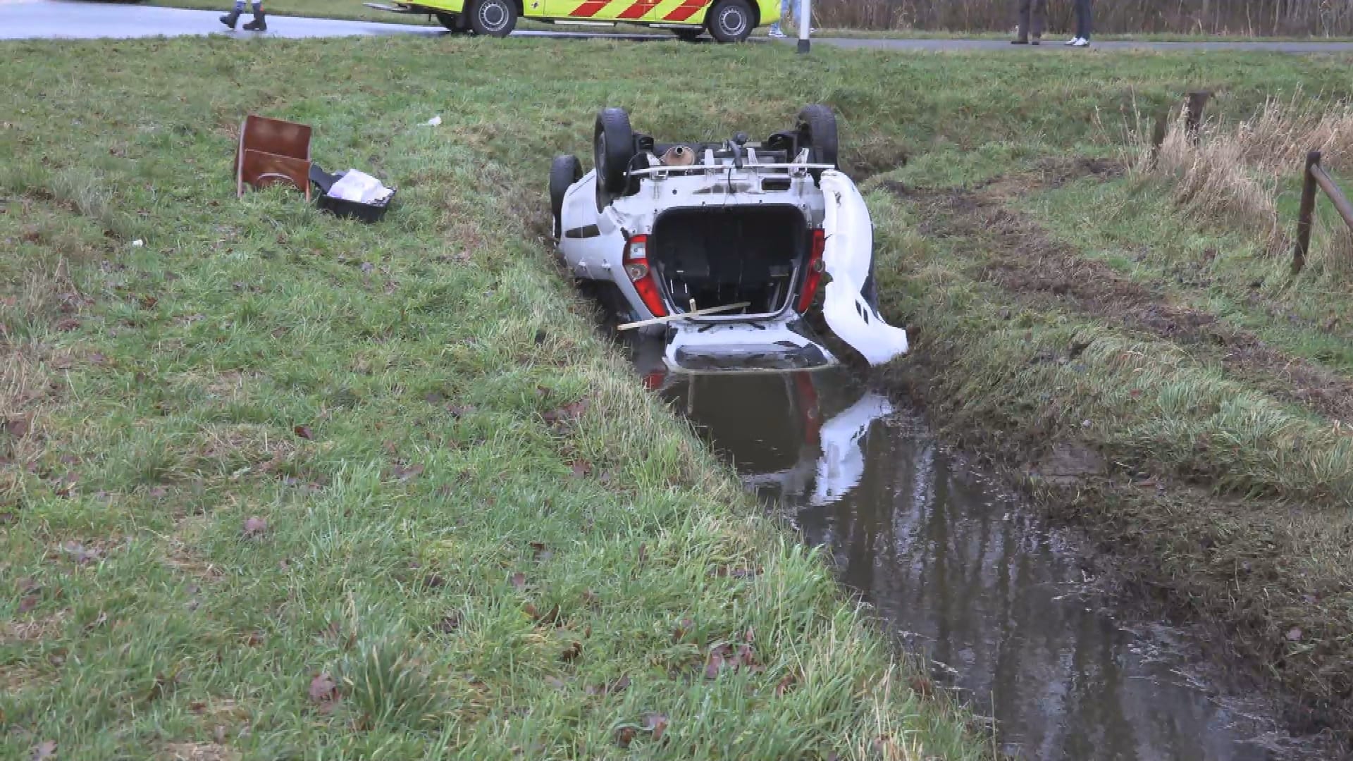 Auto belandt in water Zelhem, omstanders redden bestuurster