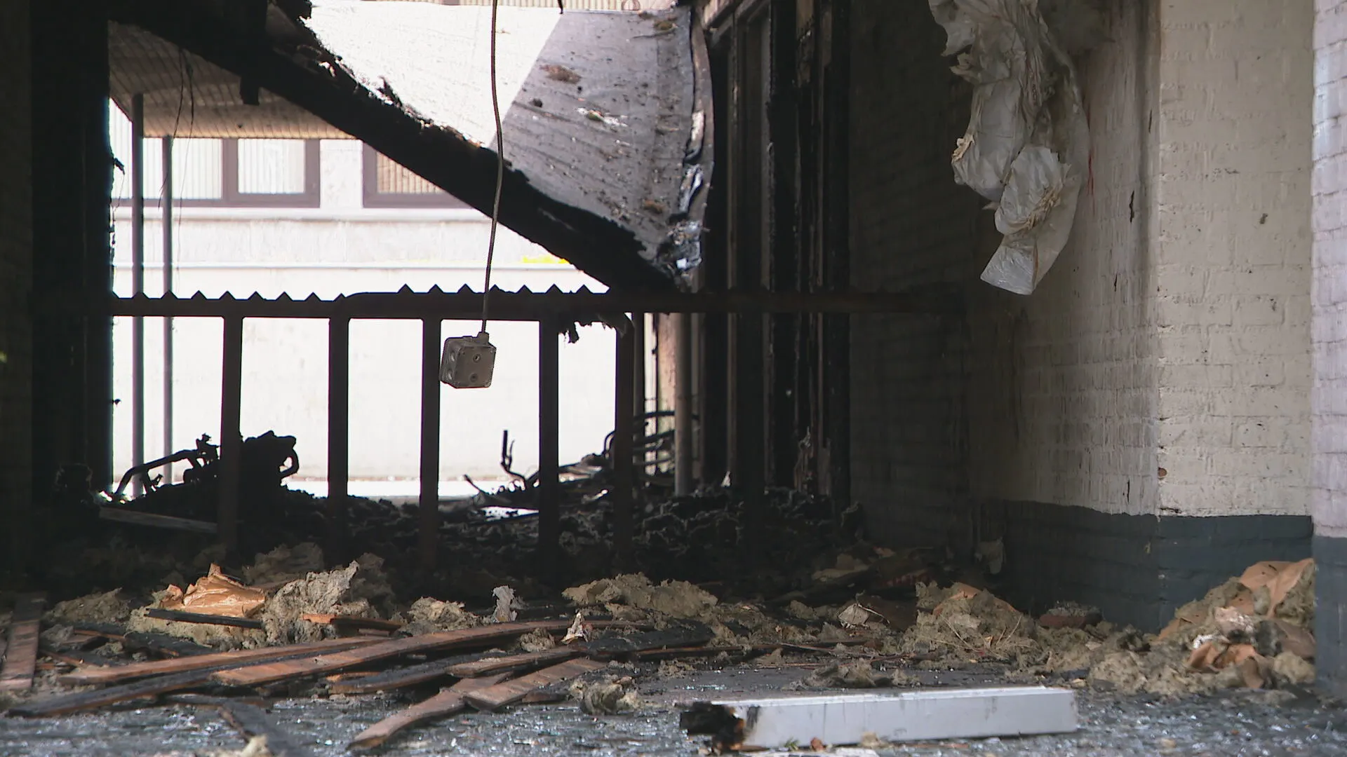 Bewoners uitgebrande flat Bladel voelen zich in de steek gelaten: 'Ik sta met mijn hebben en houwen op straat'