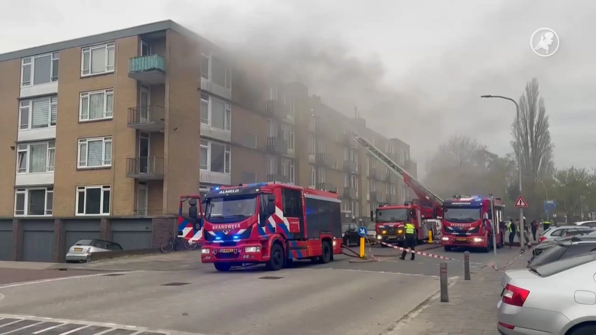 Brand in kelder van flat in Almelo, bewoners naar buiten