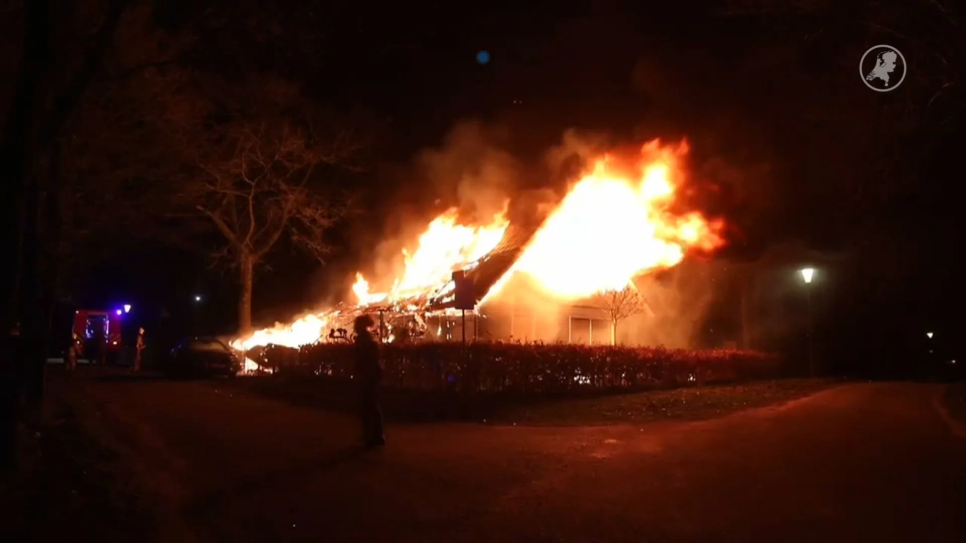 Vuurzee in Radio Kootwijk, zeer grote brand verwoest hele woning
