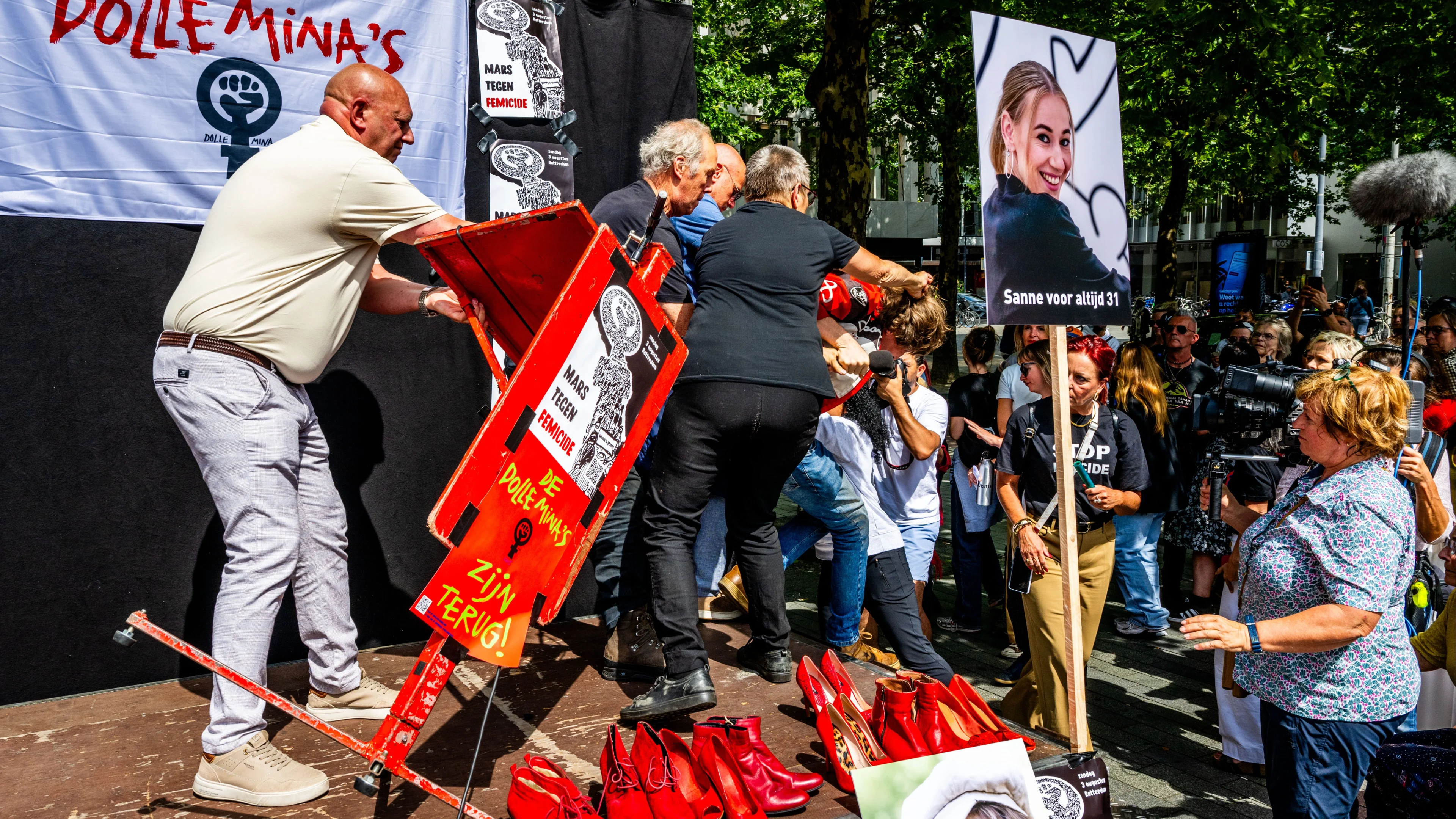 Man die microfoon van nabestaande afpakte bij femicidemars weer vrij