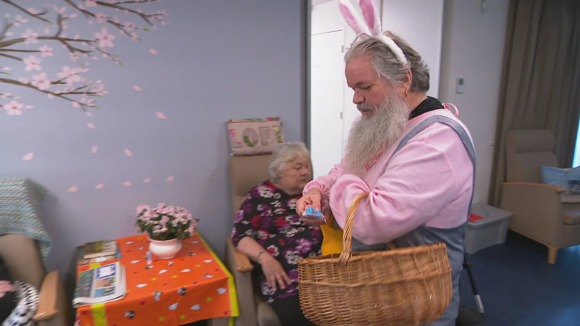 Paashaas brengt 200 kilo eieren naar dementerende ouderen: 'Voor de glimlach'