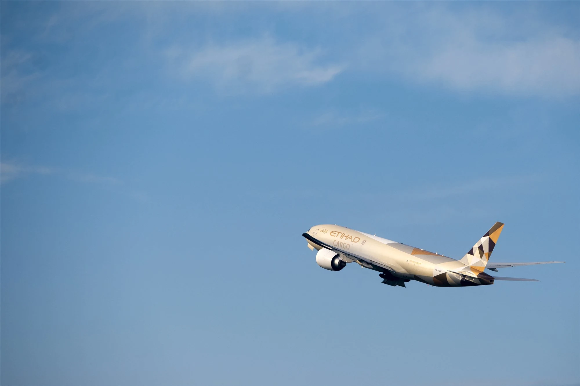 Vrouw (29) misdraagt zich in vliegtuig, mept passagier en sloopt daarna cel