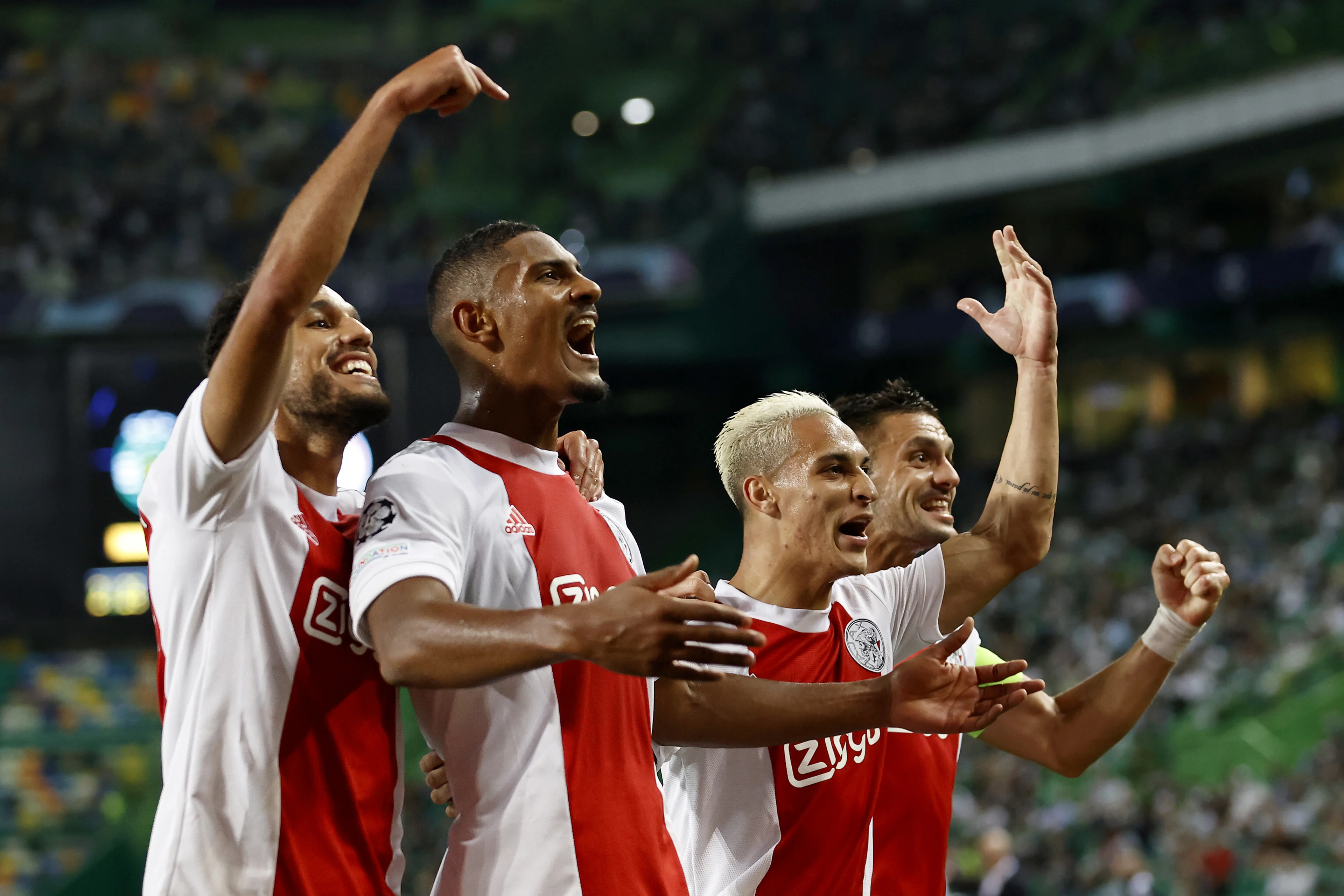 Haller helpt Ajax met vier treffers aan grote zege op Sporting