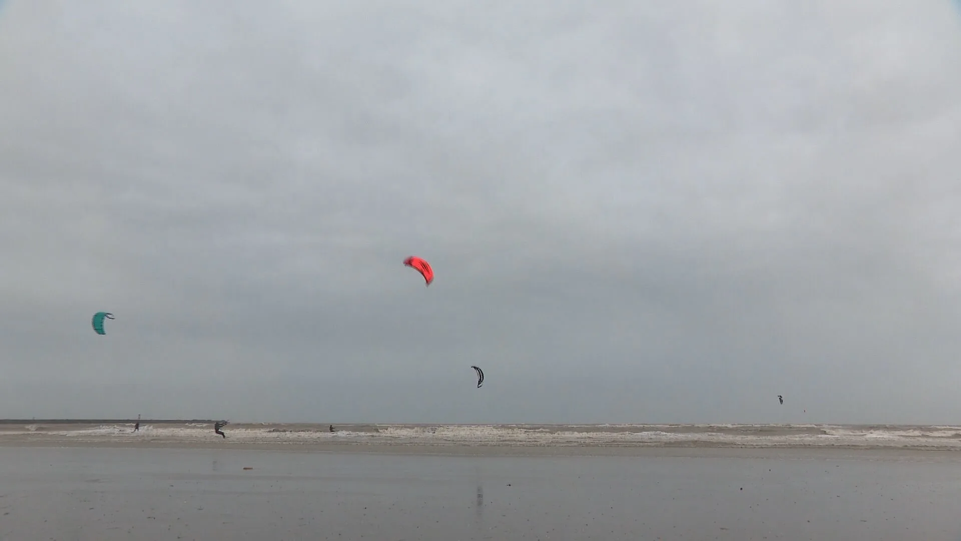 Storm Eunice geeft kitesurfers vleugels: 'Het kan niet hoog genoeg!' 