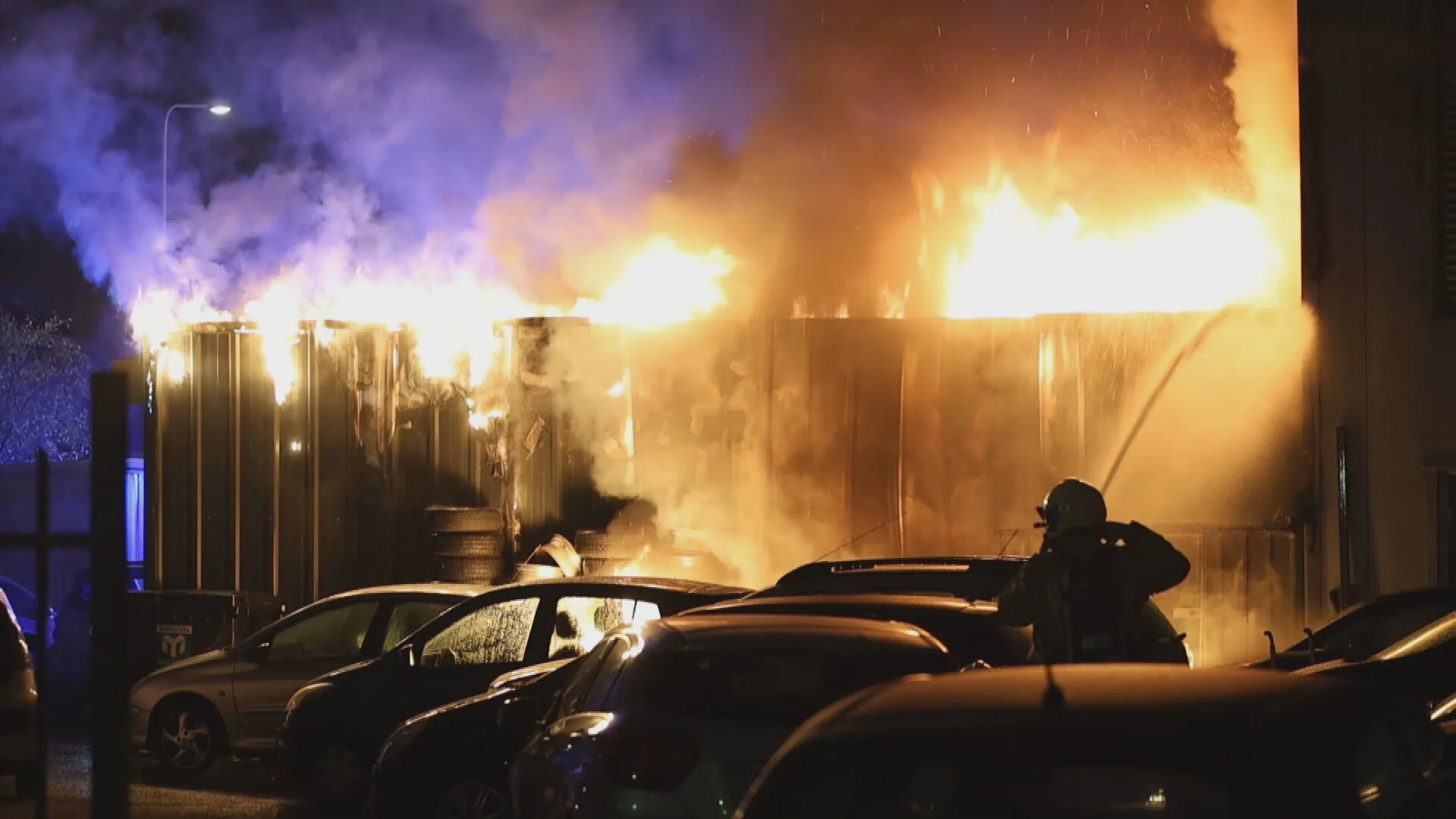 Grote brand in autogarage Honselersdijk: rook trekt over woonwijk