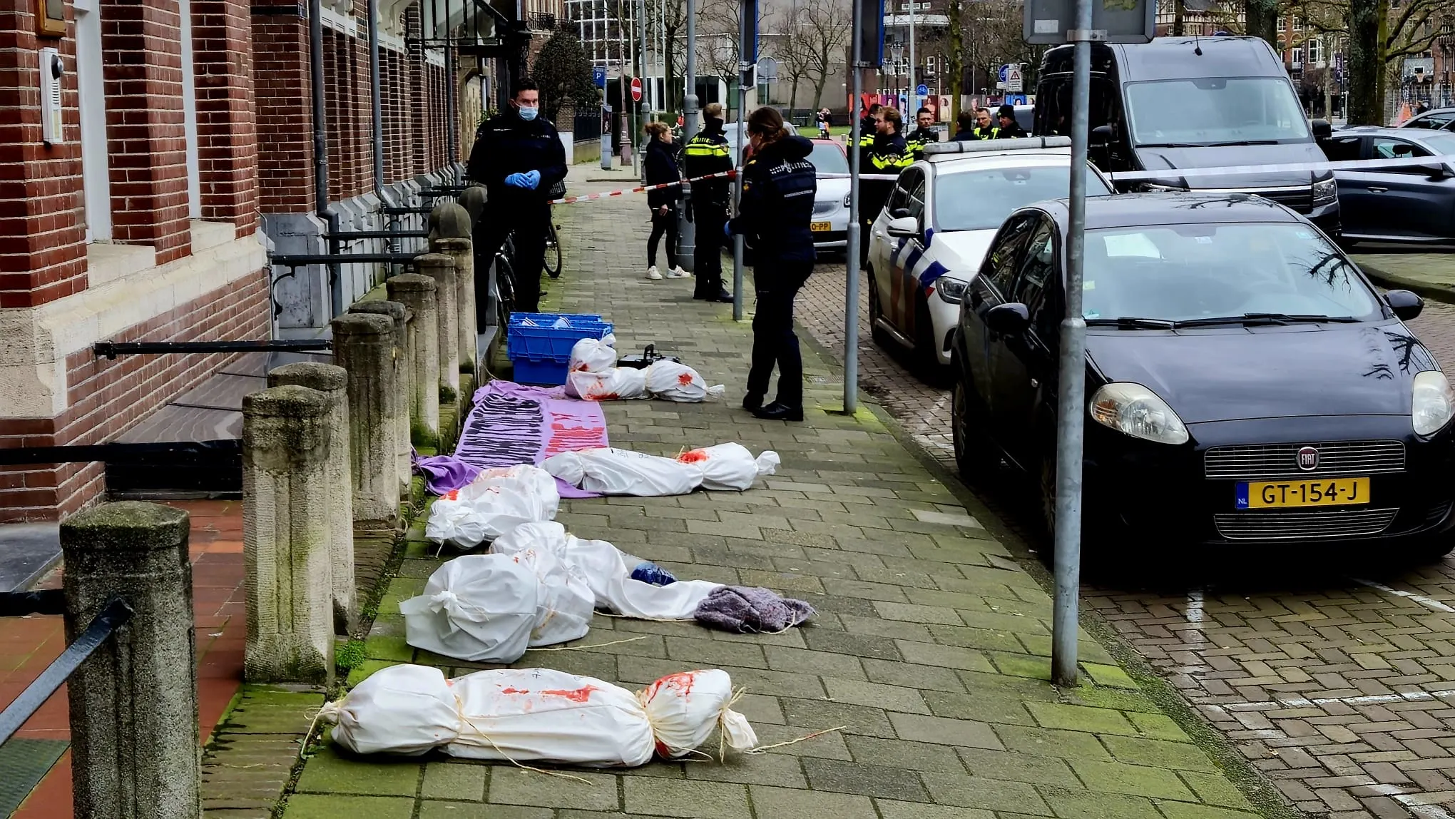 'Lijkzakken' neergelegd bij Duits consulaat, straat afgezet