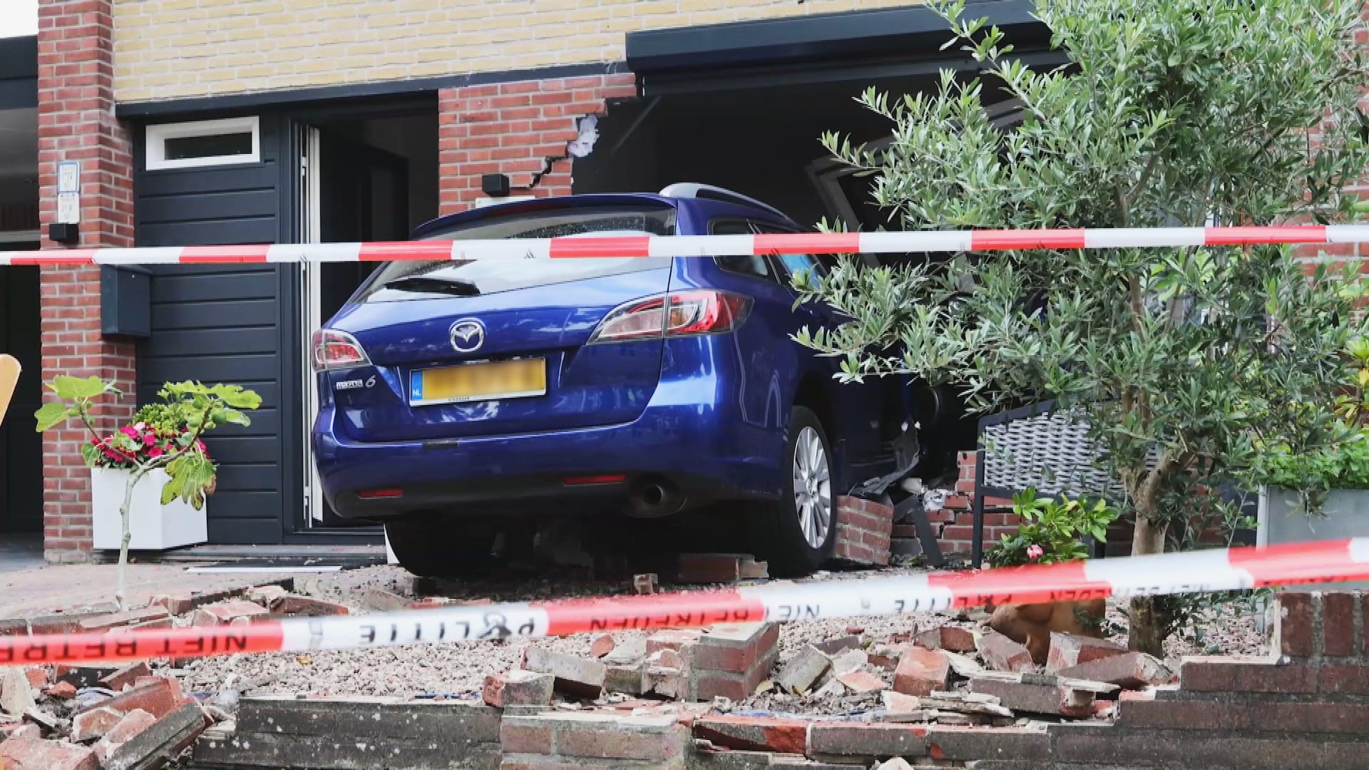 'Meisje (11) rijdt huis binnen in Hengelo, ouders en baby ook in auto'