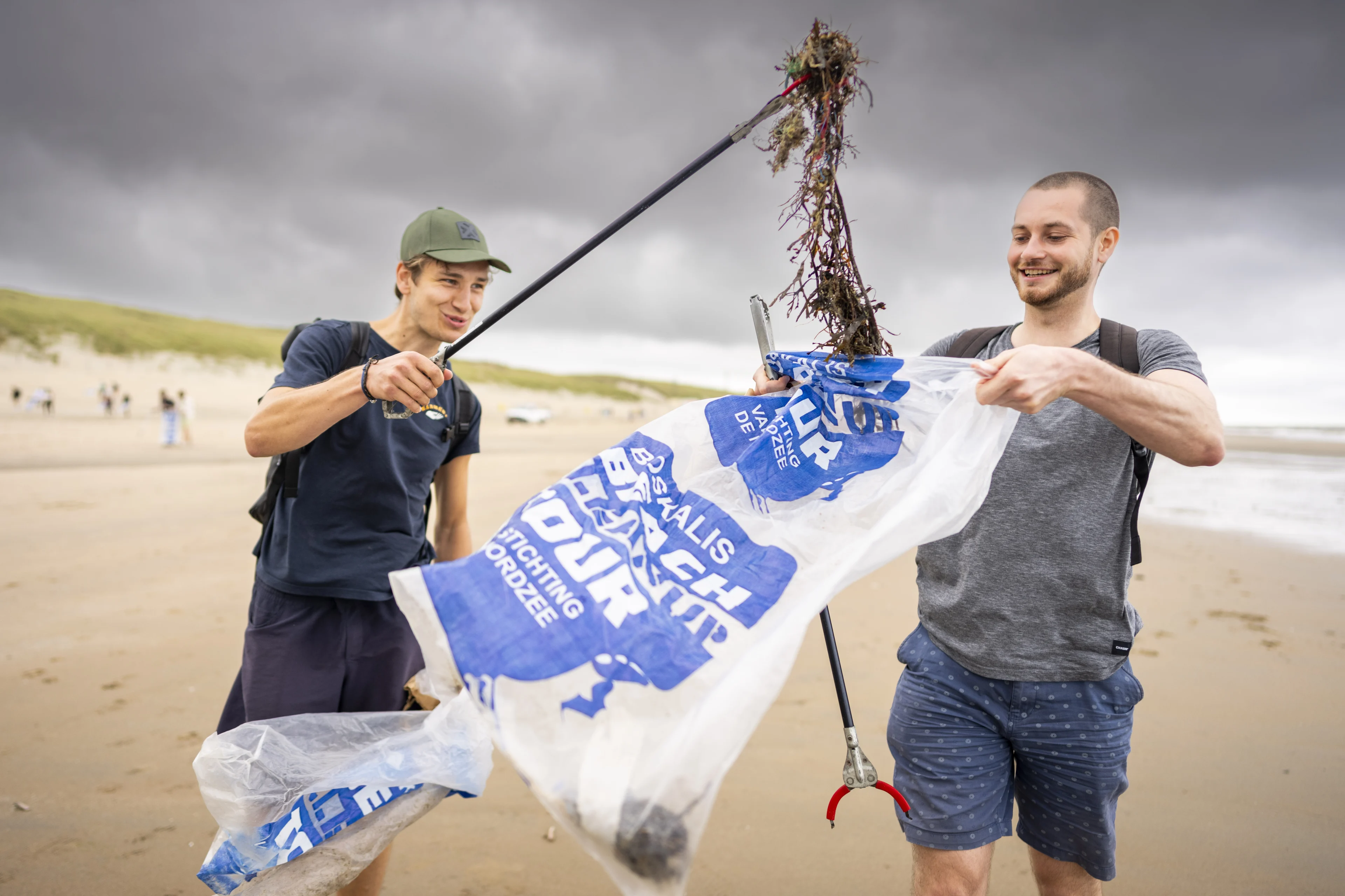 Ruim 6000 kilo afval, 27.000 peuken en opmerkelijke vondsten tijdens grote strandschoonmaak