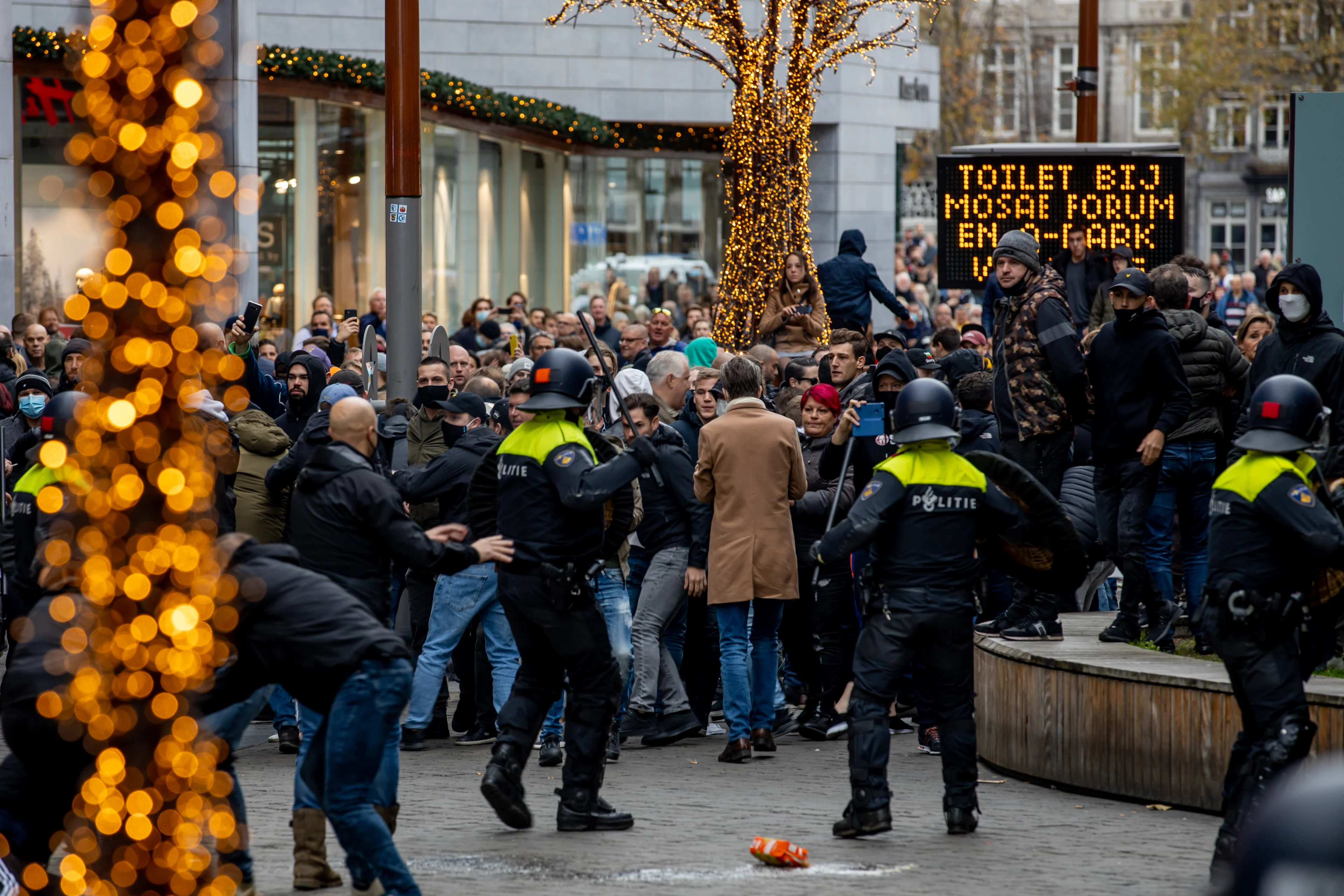 Vijf aanhoudingen na rellen bij KOZP-demonstratie in Maastricht