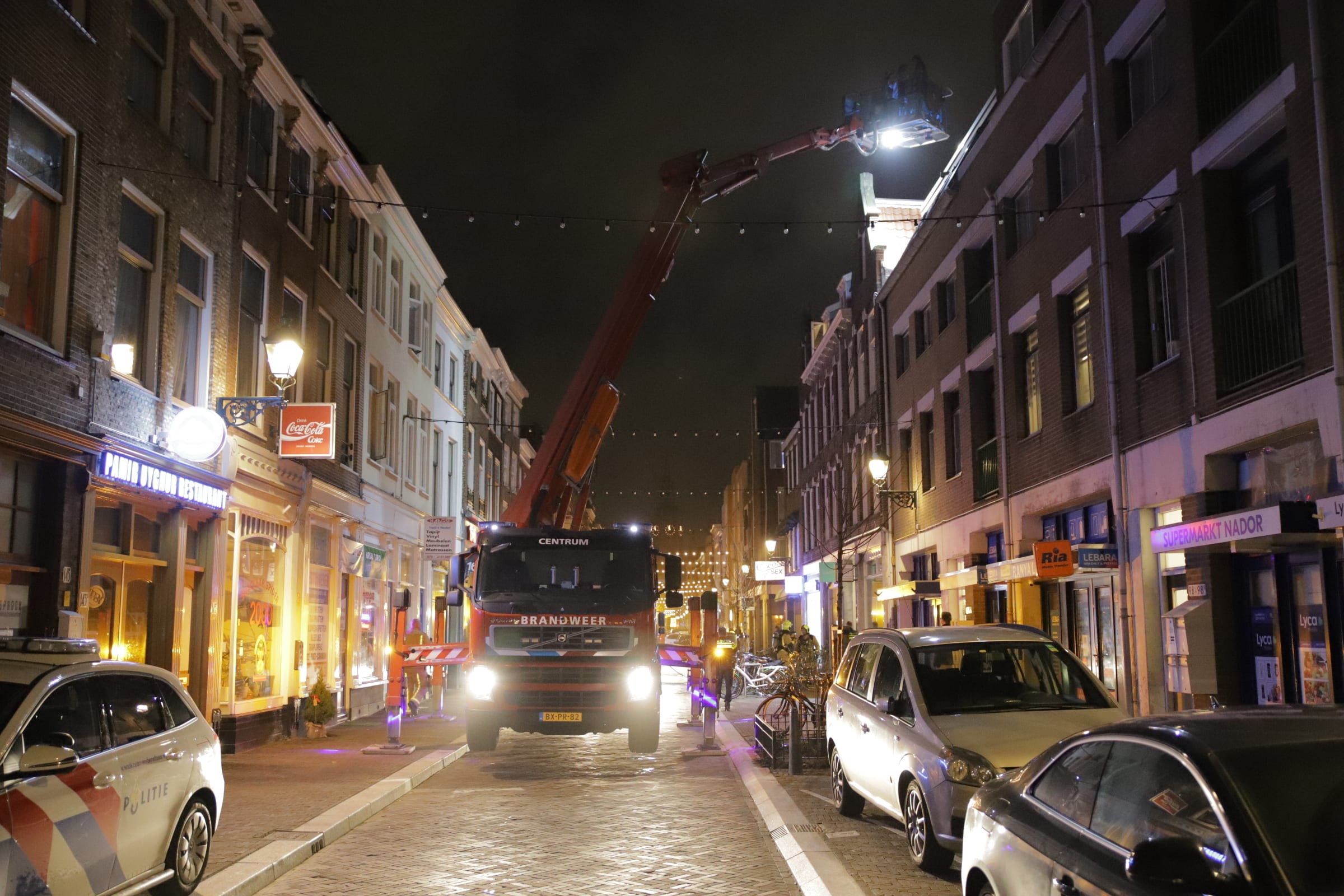 Mensen vluchten dak op bij brand in centrum Den Haag, brandweer redt ze