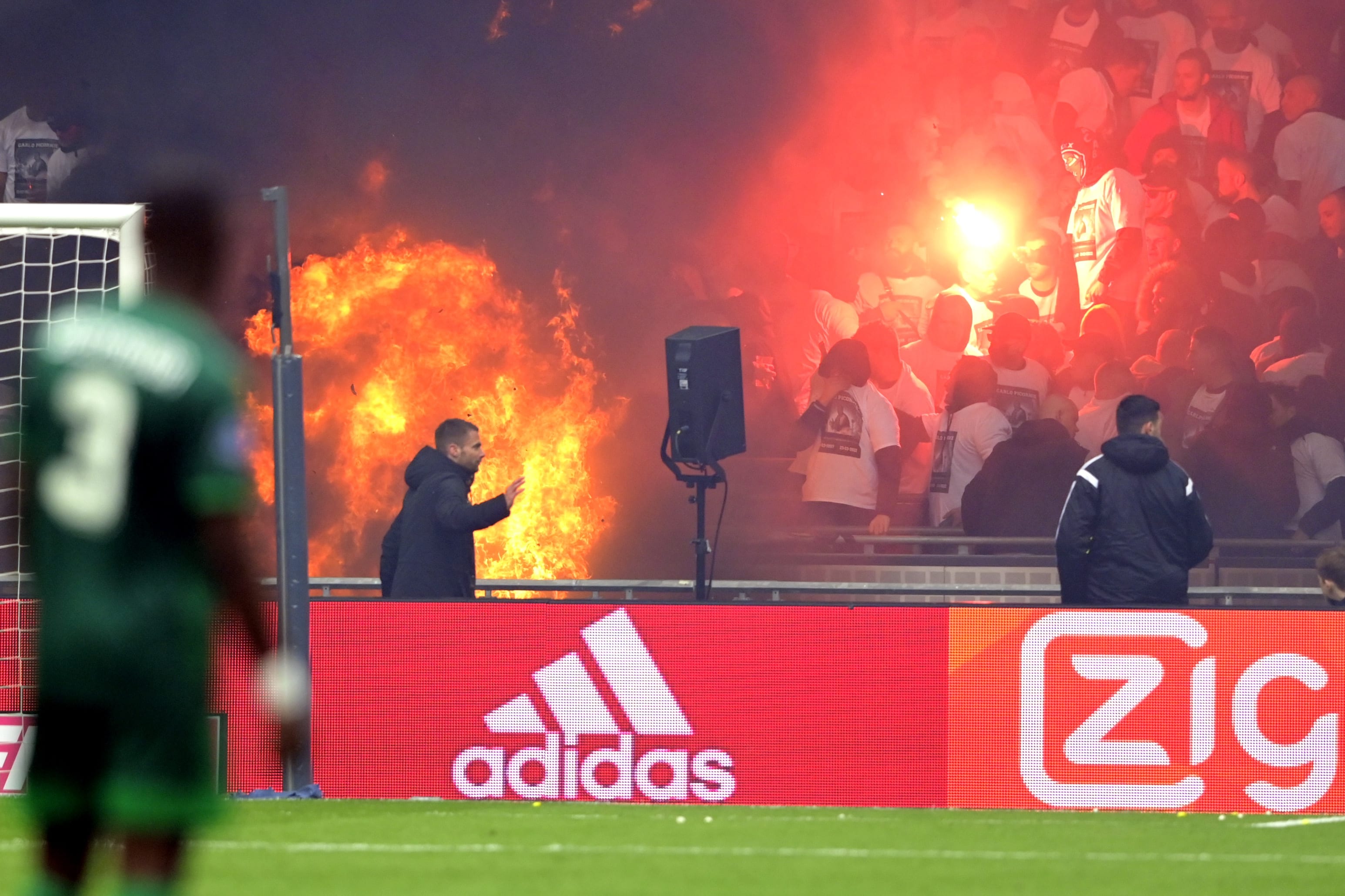 Brand in Arena door vuurwerk voor wedstrijd Ajax - Feyenoord
