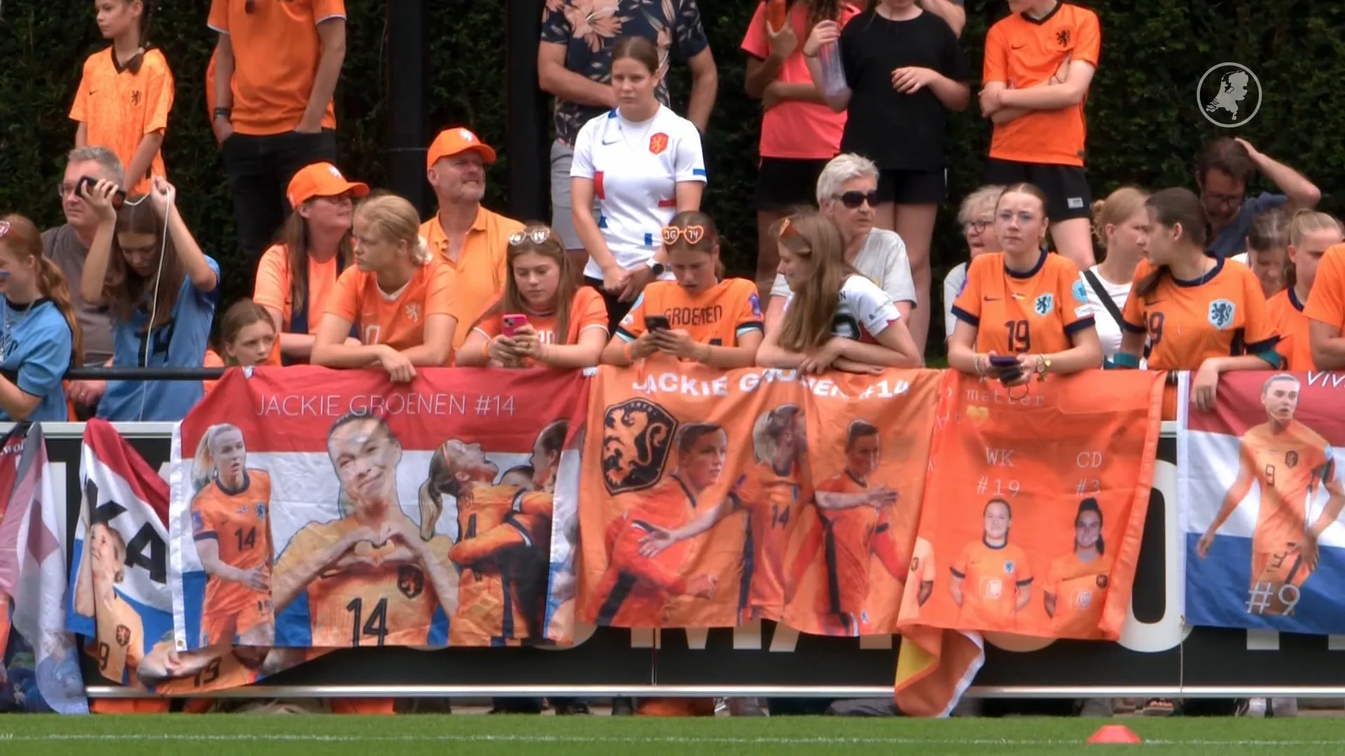 Zo werden de Oranjeleeuwinnen uitgezwaaid