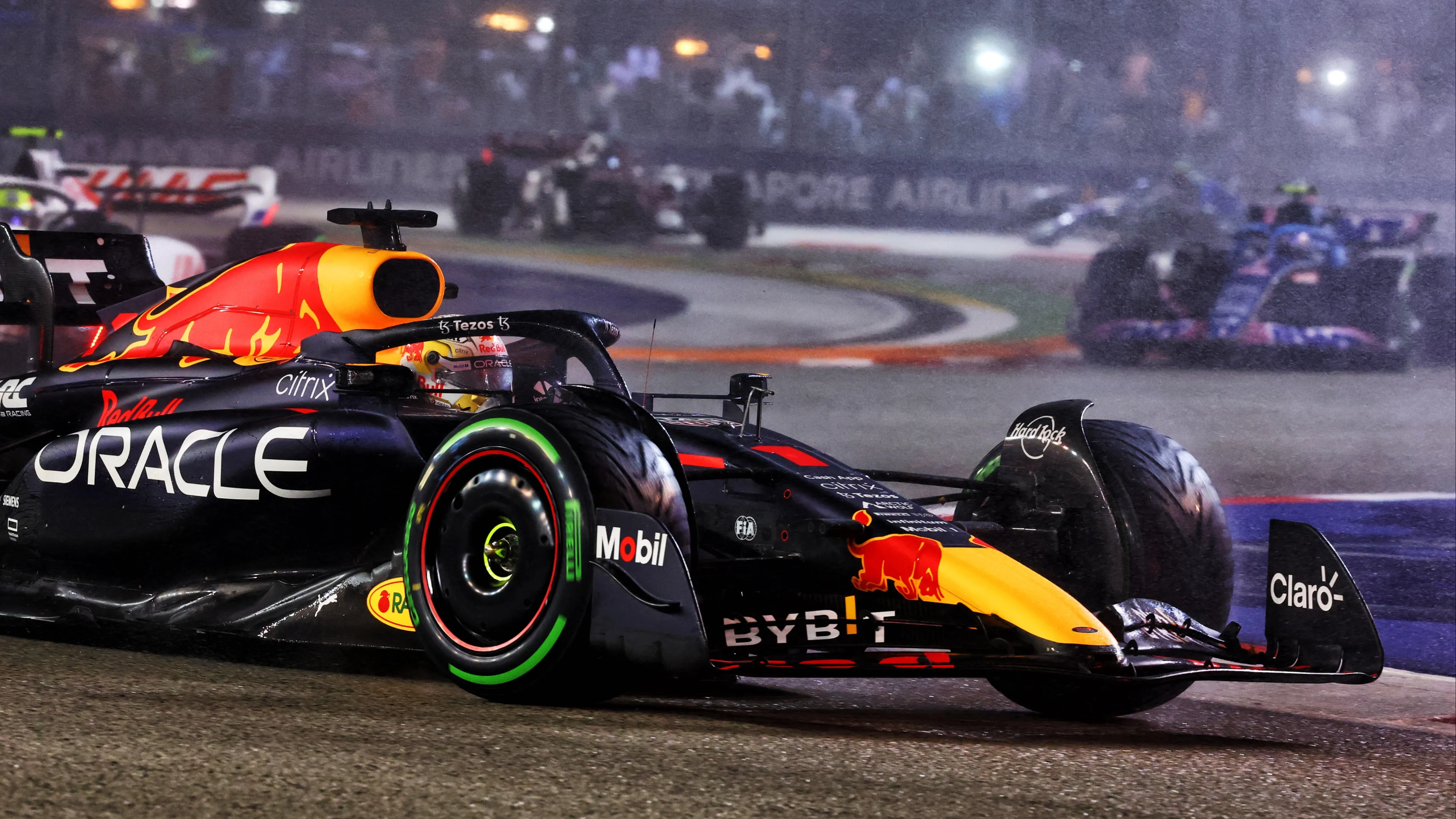 Strijdende Verstappen beleeft drama in veelbewogen GP Singapore en wordt zevende