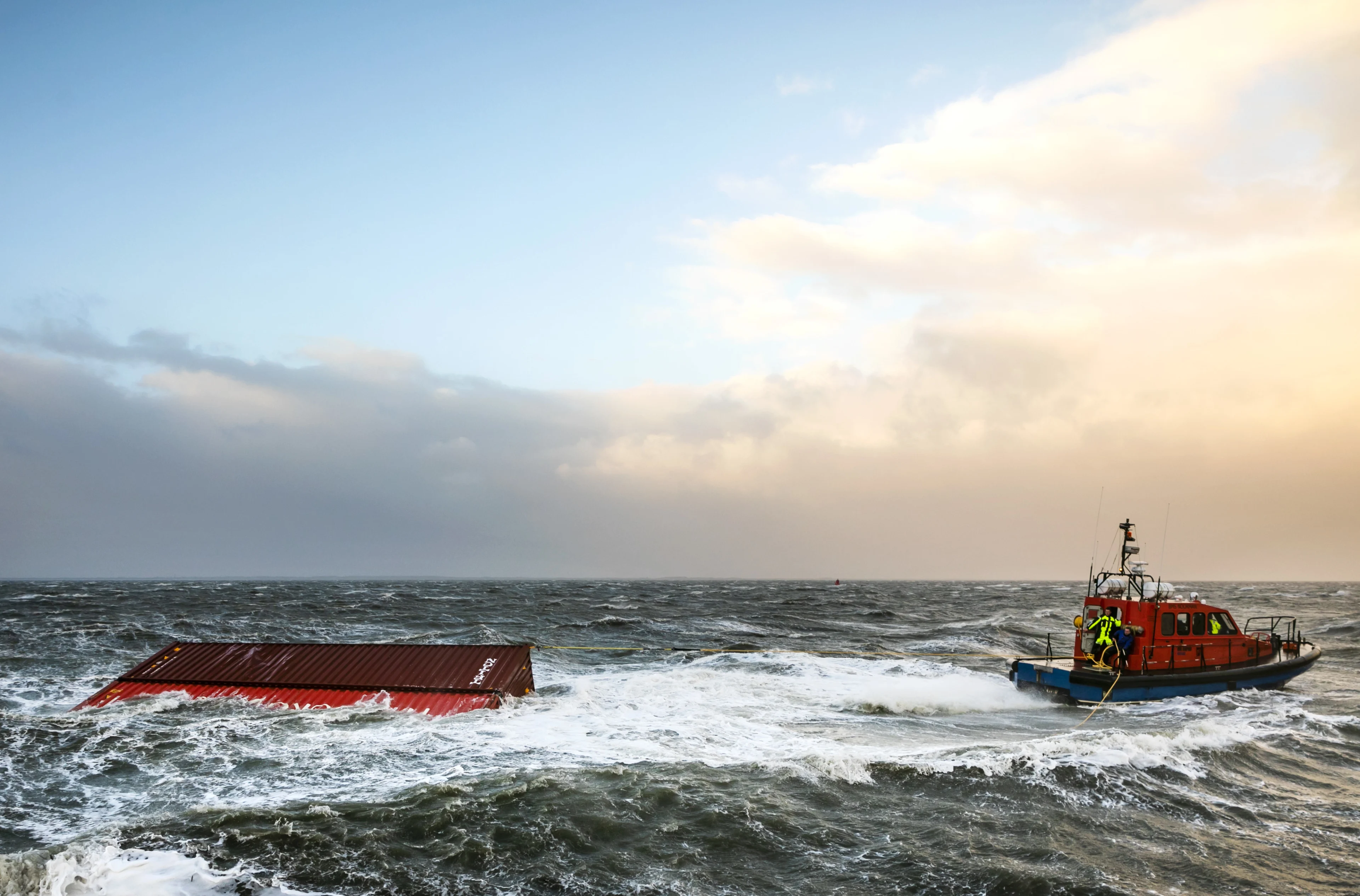 Vrachtschip verliest meerdere containers in de buurt van Ameland