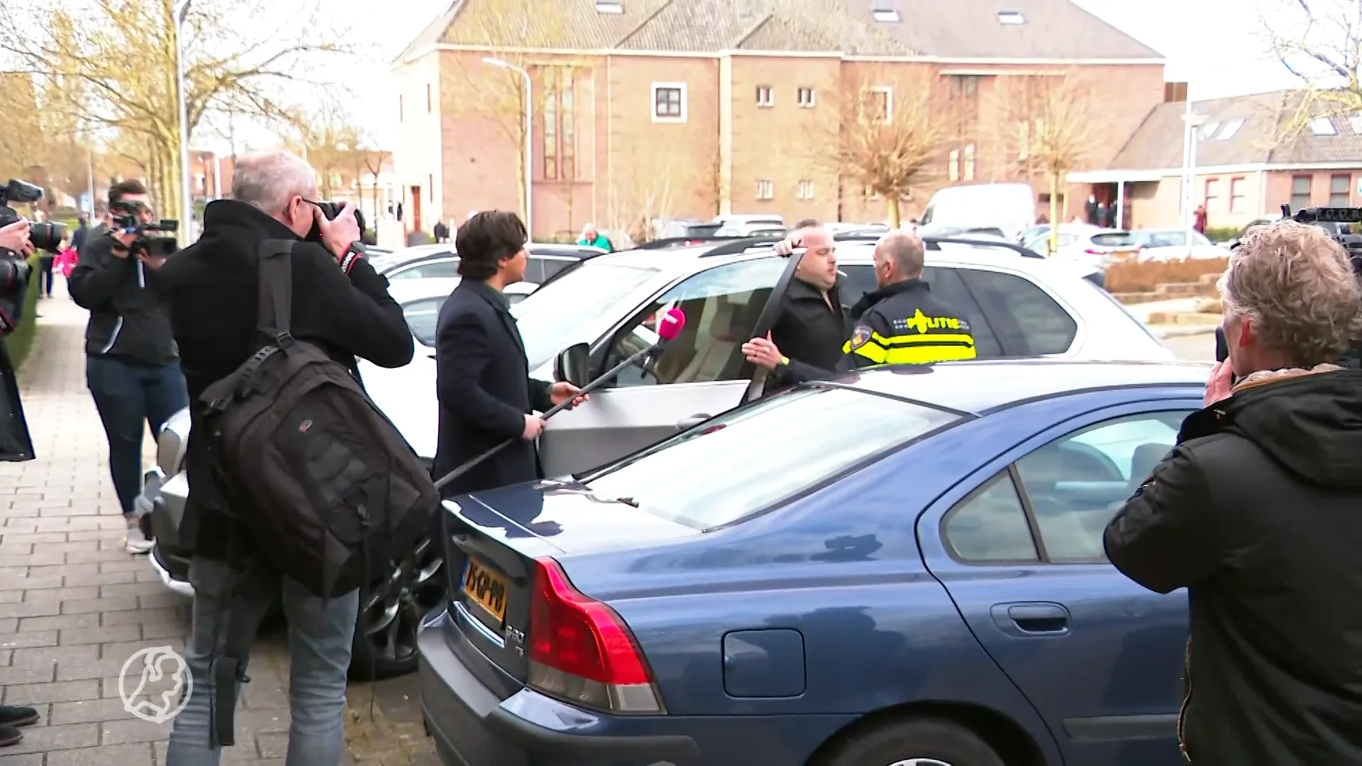 Grimmige sfeer bij kerken Urk en Krimpen aan den IJssel: gelovigen vallen pers aan