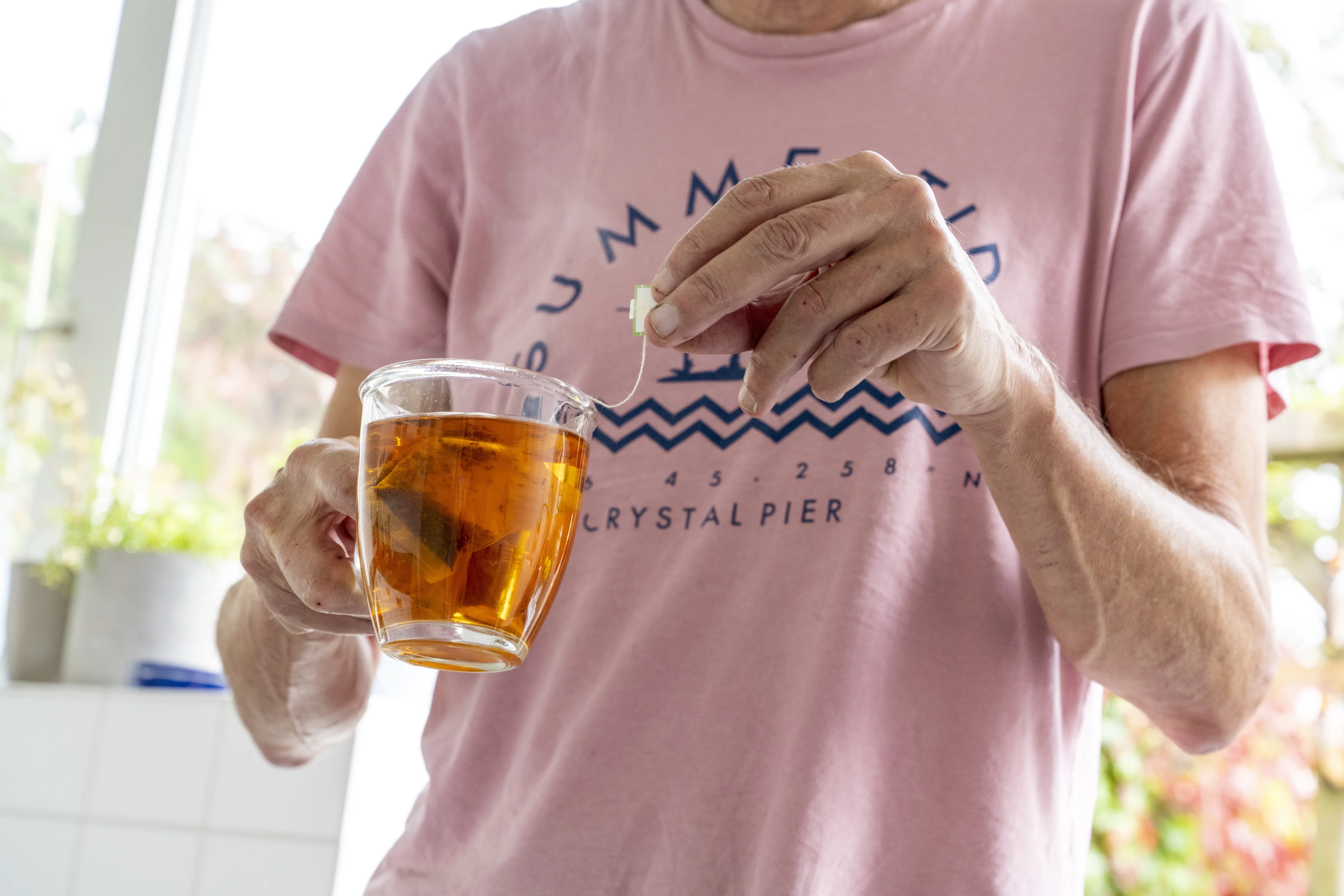 Ziekenhuisopname na drinken thee, NVWA waarschuwt: 'Drink deze thee niet'