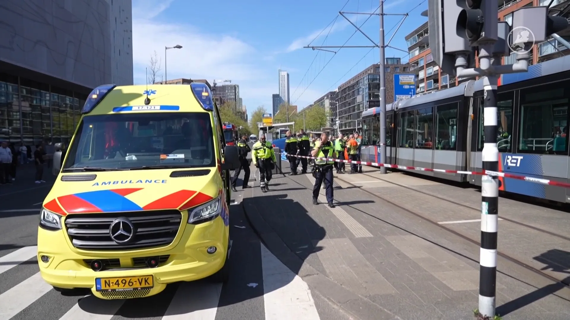 Bestuurder rijdt in op tramhalte, vrouw meegesleurd en gewond