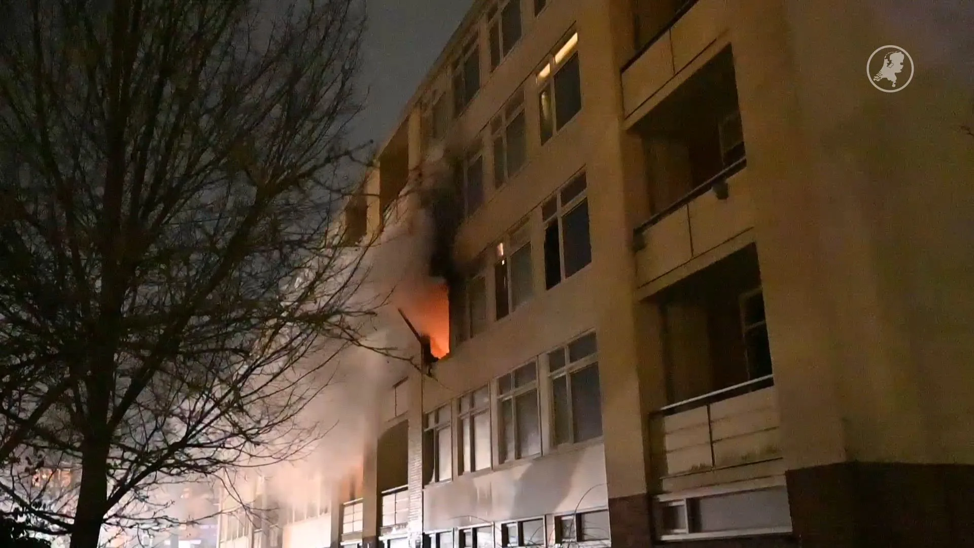 Brandweer haalt bewoners van balkon na brand in Almelo