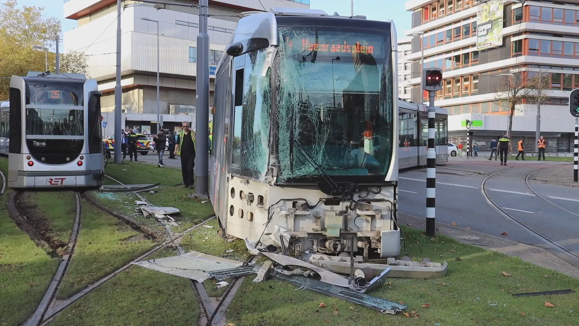 Trams botsen op elkaar in Rotterdam, vier mensen naar ziekenhuis