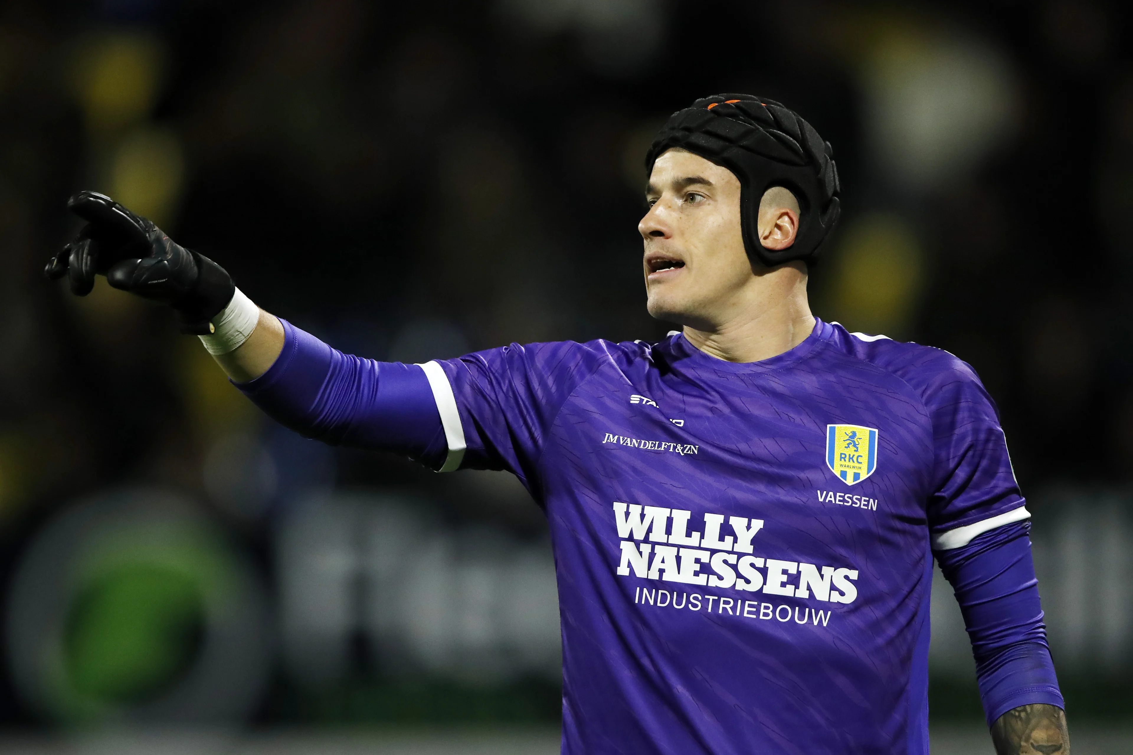 Keeper Etienne Vaessen terug bij RKC Waalrijk, maar wel met helm