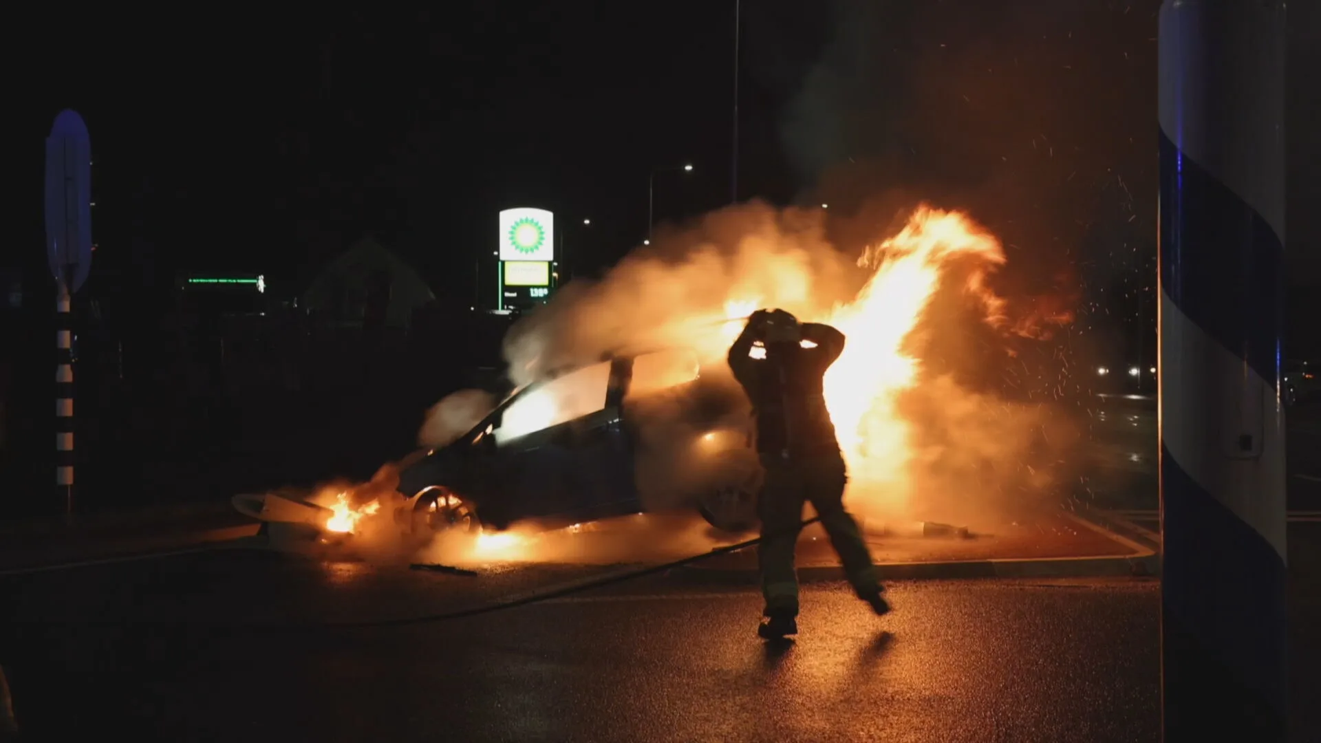Automobilist crasht tegen verkeerslicht in 't Harde, met vuurzee tot gevolg