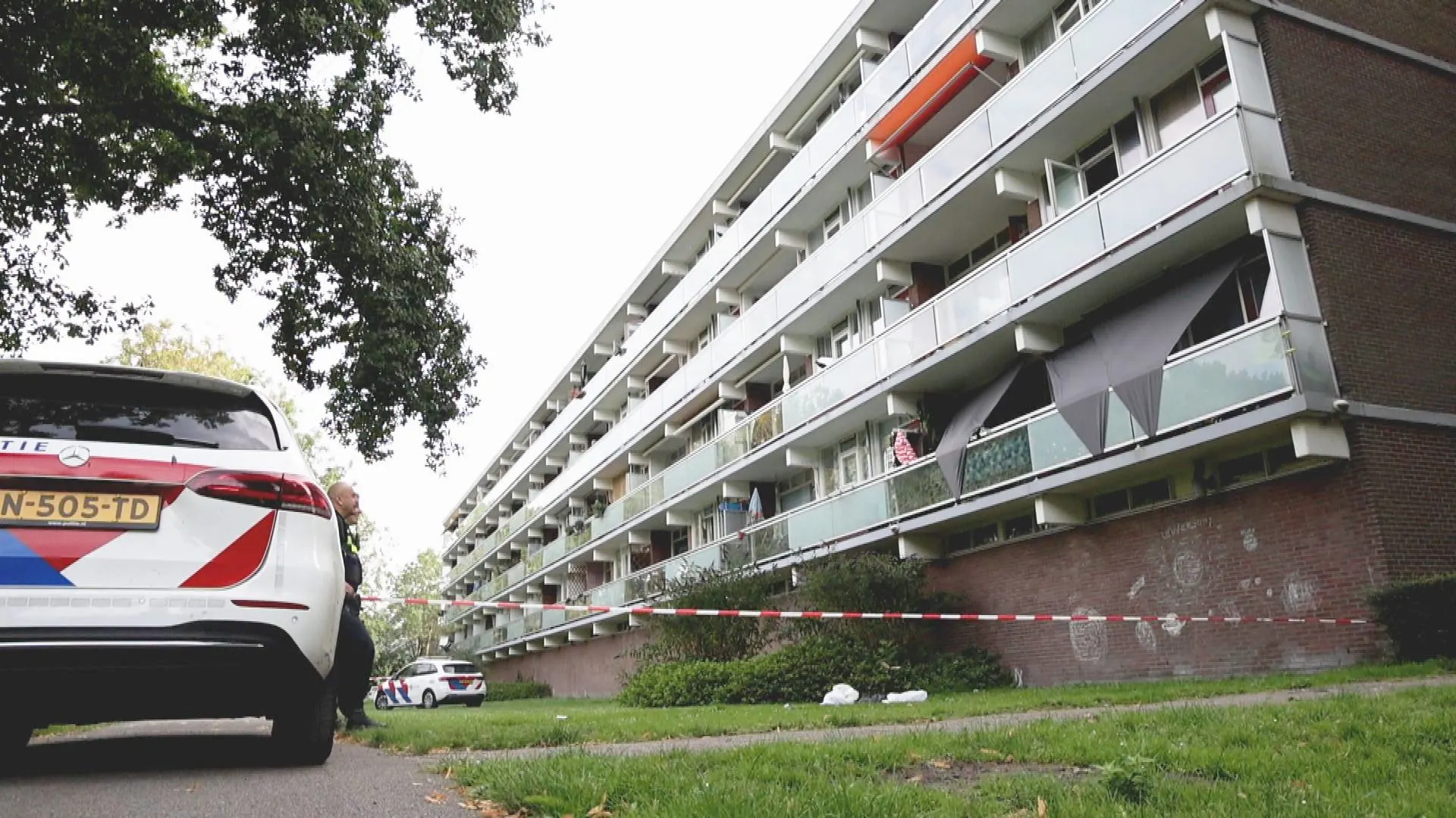 Persoon valt van flat in Haarlem: politie houdt verdachte aan