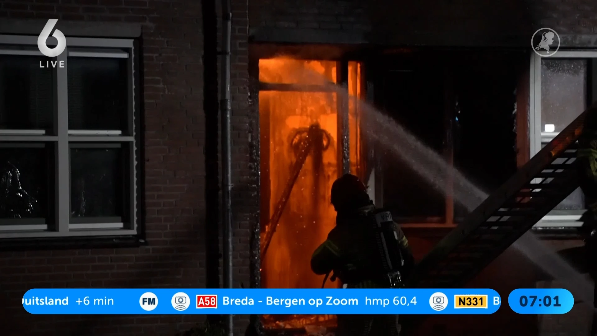 Felle brand na explosie in woning Almere Haven