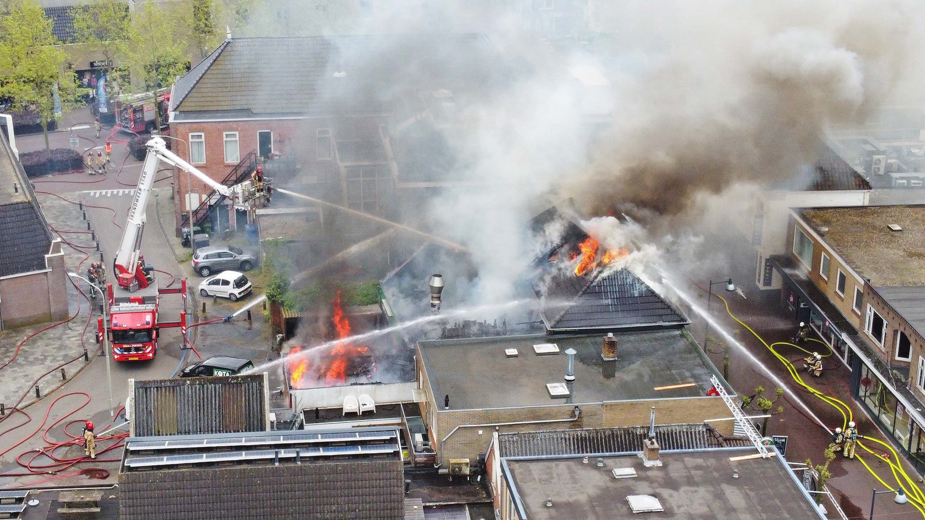 Zeer grote brand in Chinees restaurant in dichtbebouwde straat Leek, acht blusvoertuigen ingezet