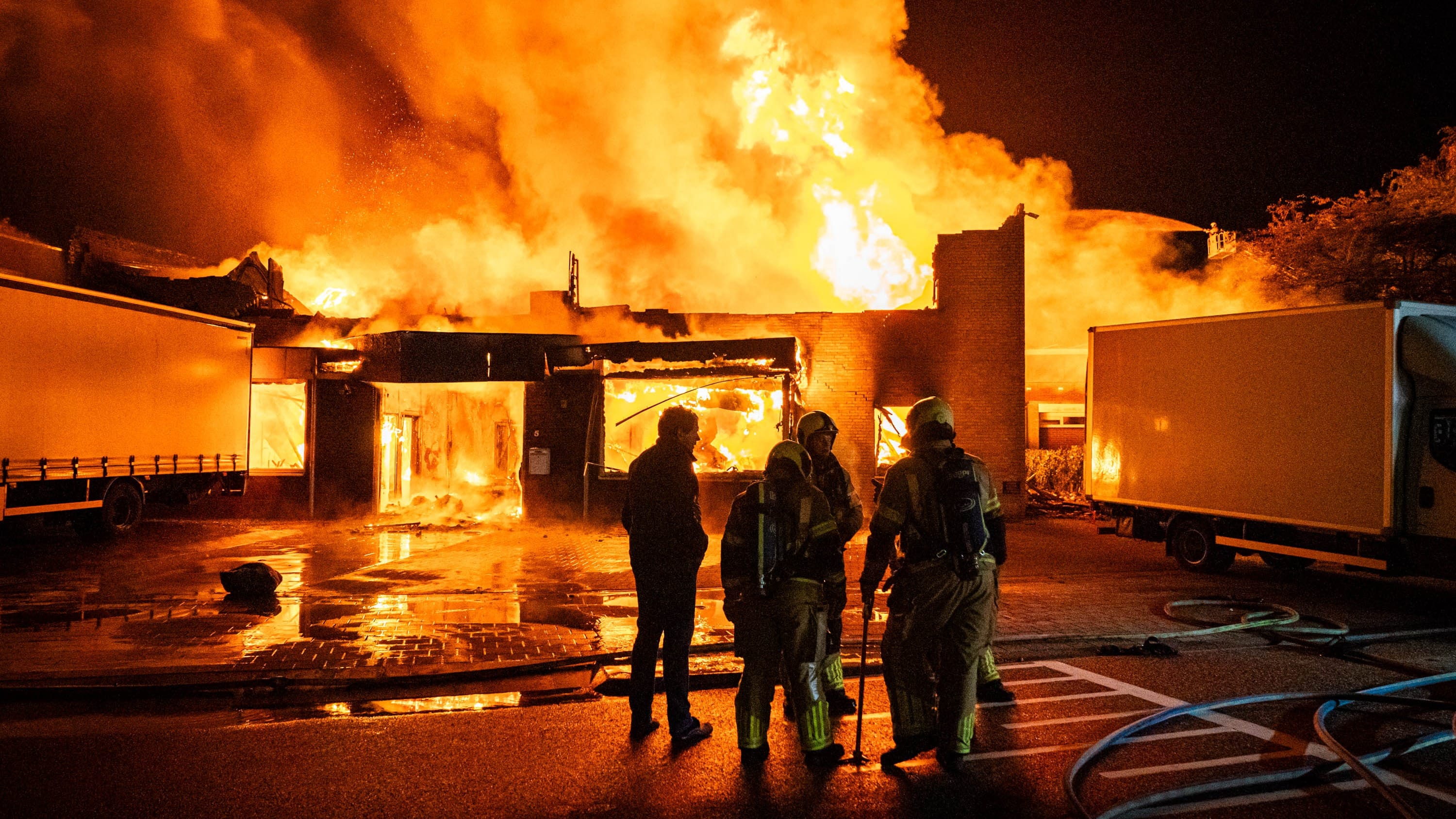 Grote brand bij standbouwer in Woerden, woningen ontruimd