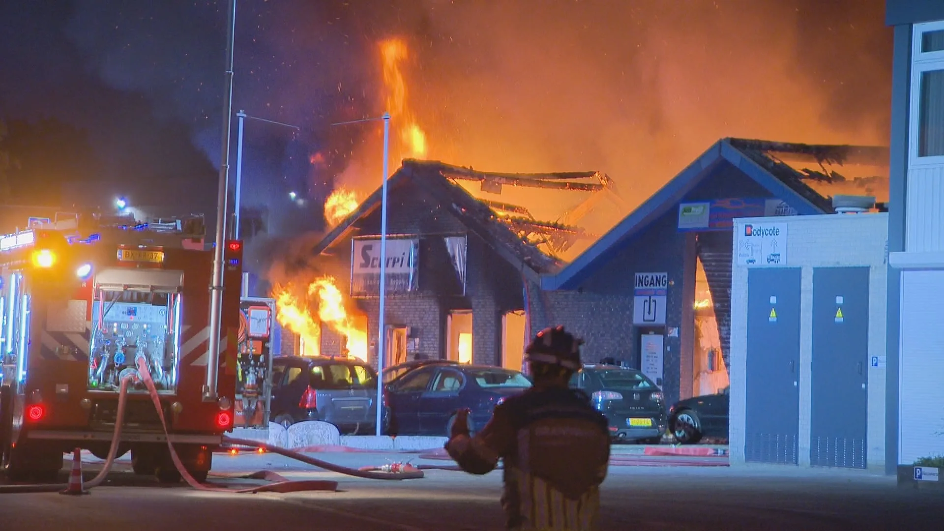 Zeer grote brand in pand Venlo: asbest vrijgekomen en NL-Alert uitgestuurd