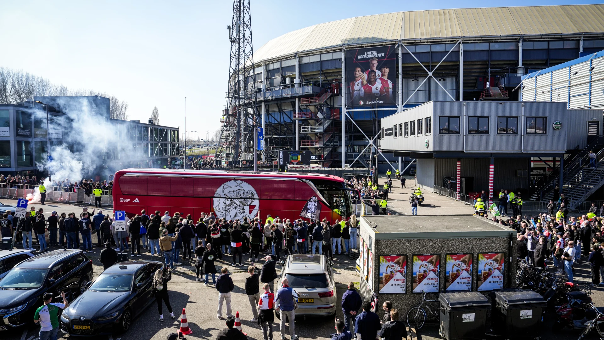 24 arrestaties rond duel Feyenoord-Ajax, vooral om discriminatie