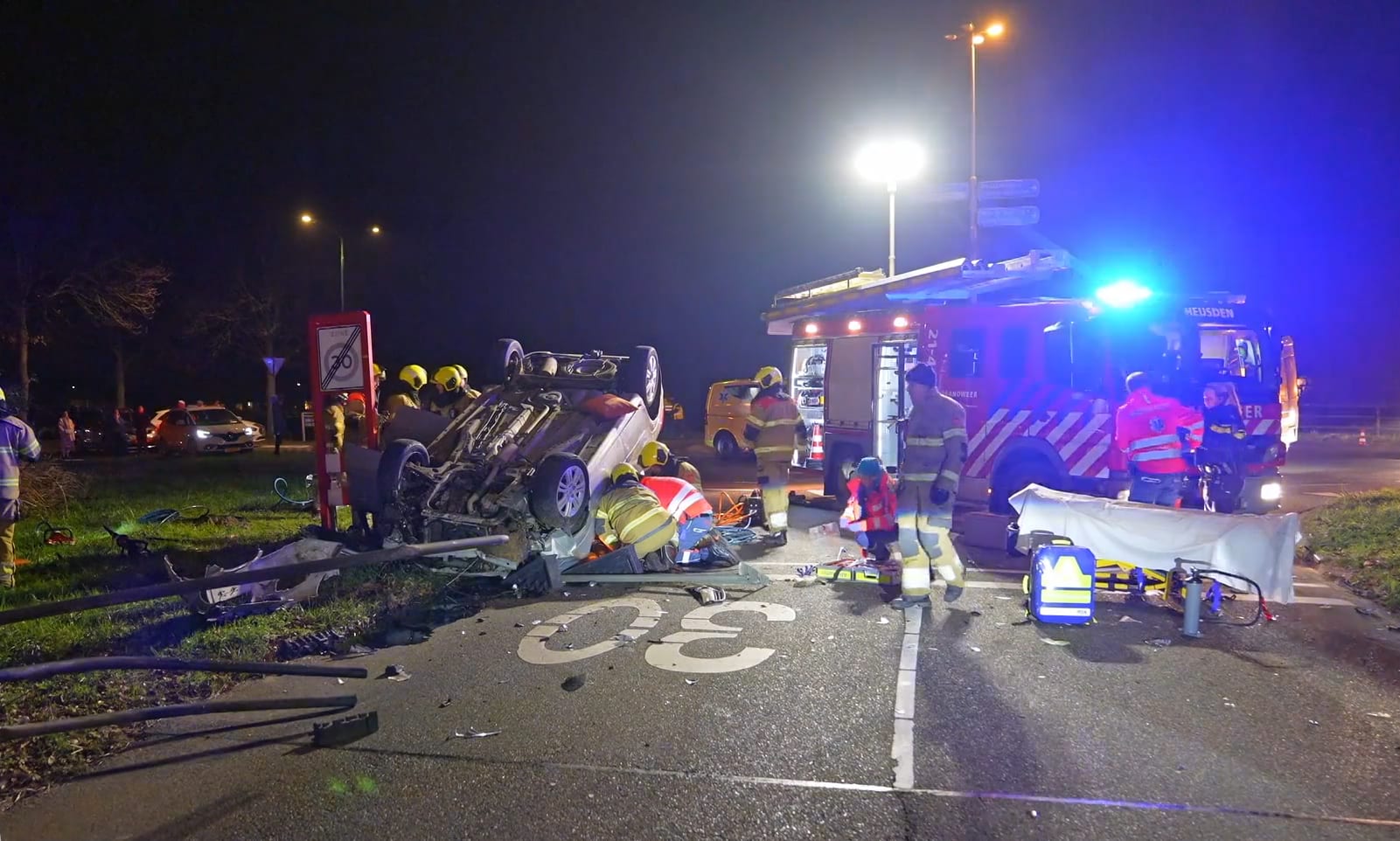 Bestuurder raakt bekneld en gewond nadat auto van viaduct valt