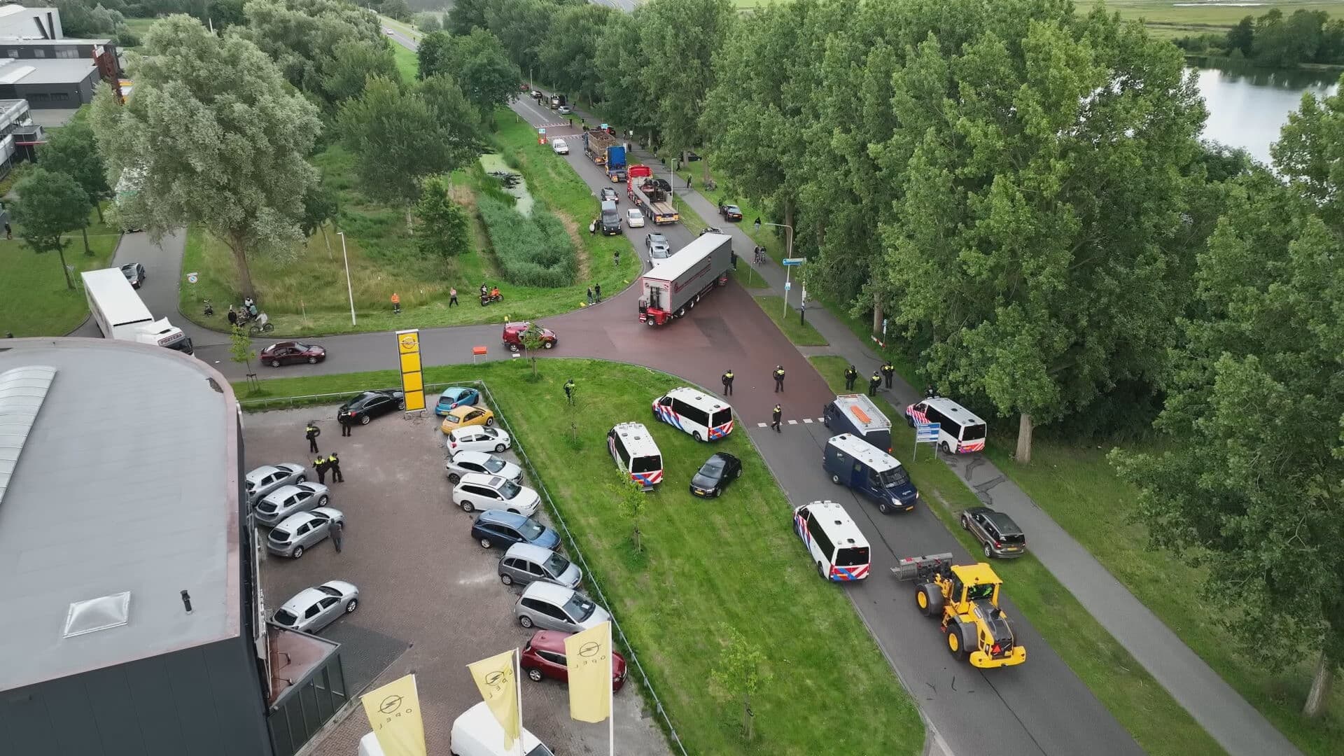 ME ingezet tegen actievoerders bij distributiecentrum in Sneek: vier mensen gearresteerd