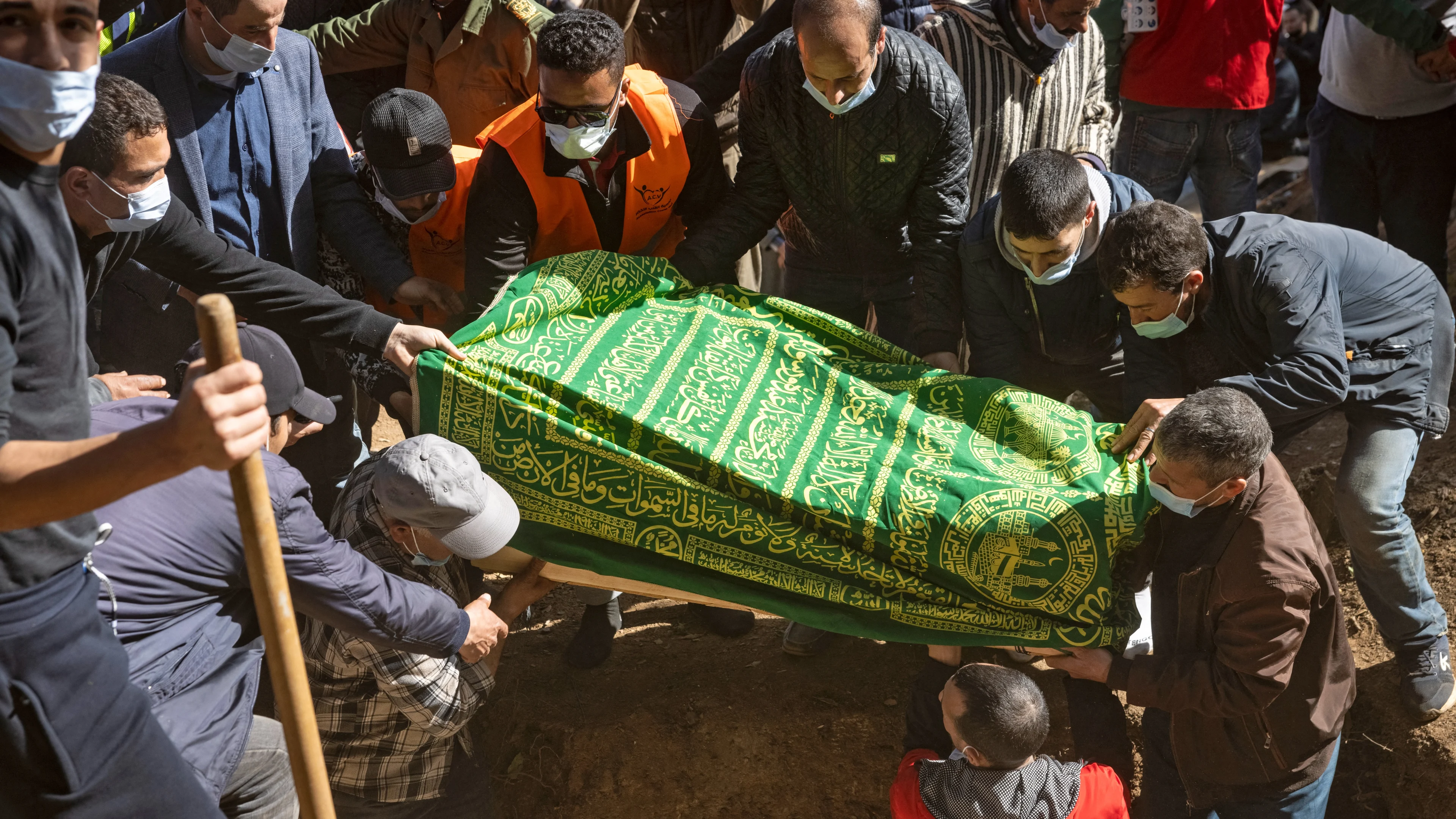 Zo stonden mensen ook in Nederland stil bij begrafenis Rayan (5)