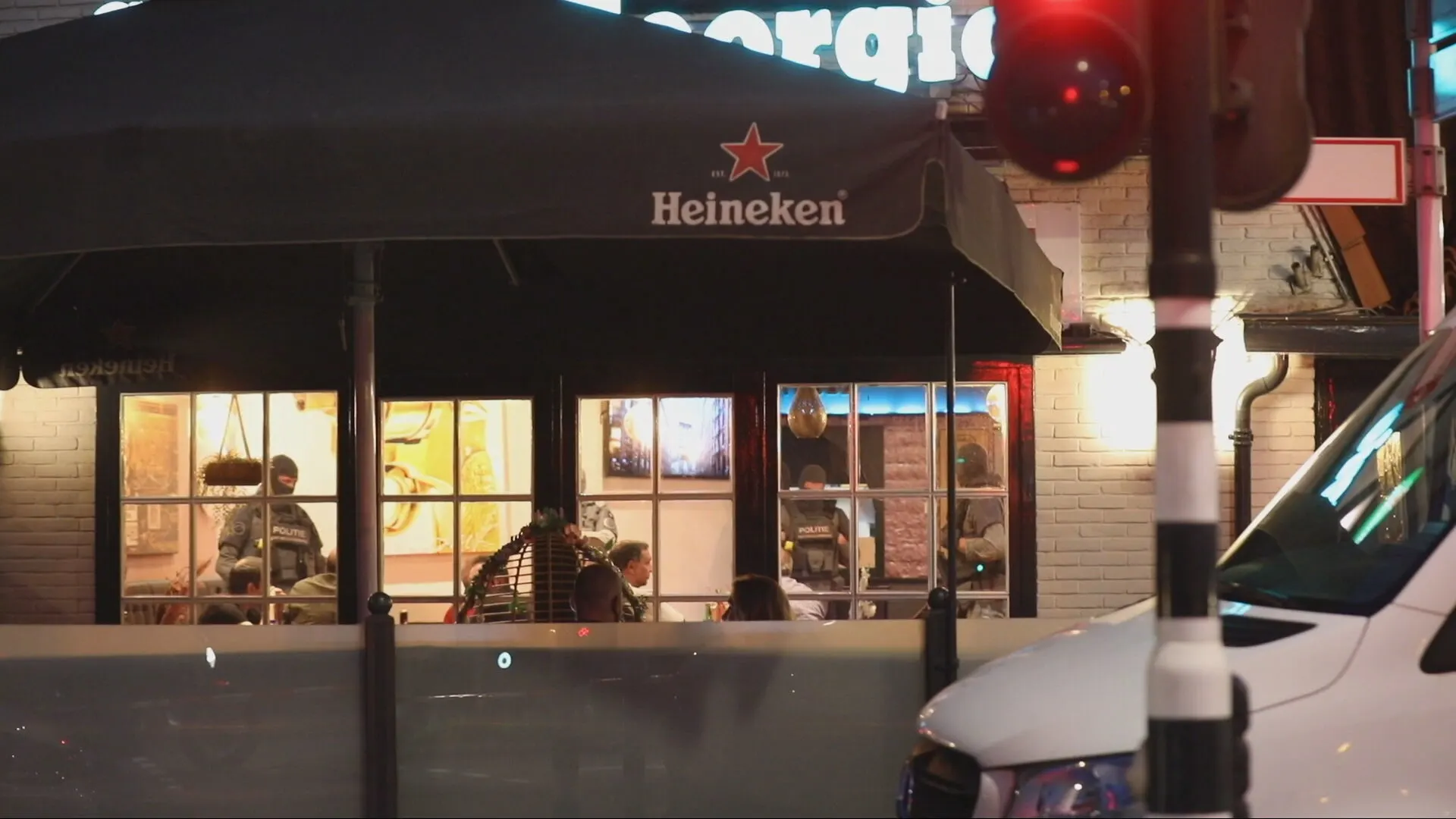 Arrestatieteam valt vol restaurant in Hilversum binnen om drugshandel en gokken