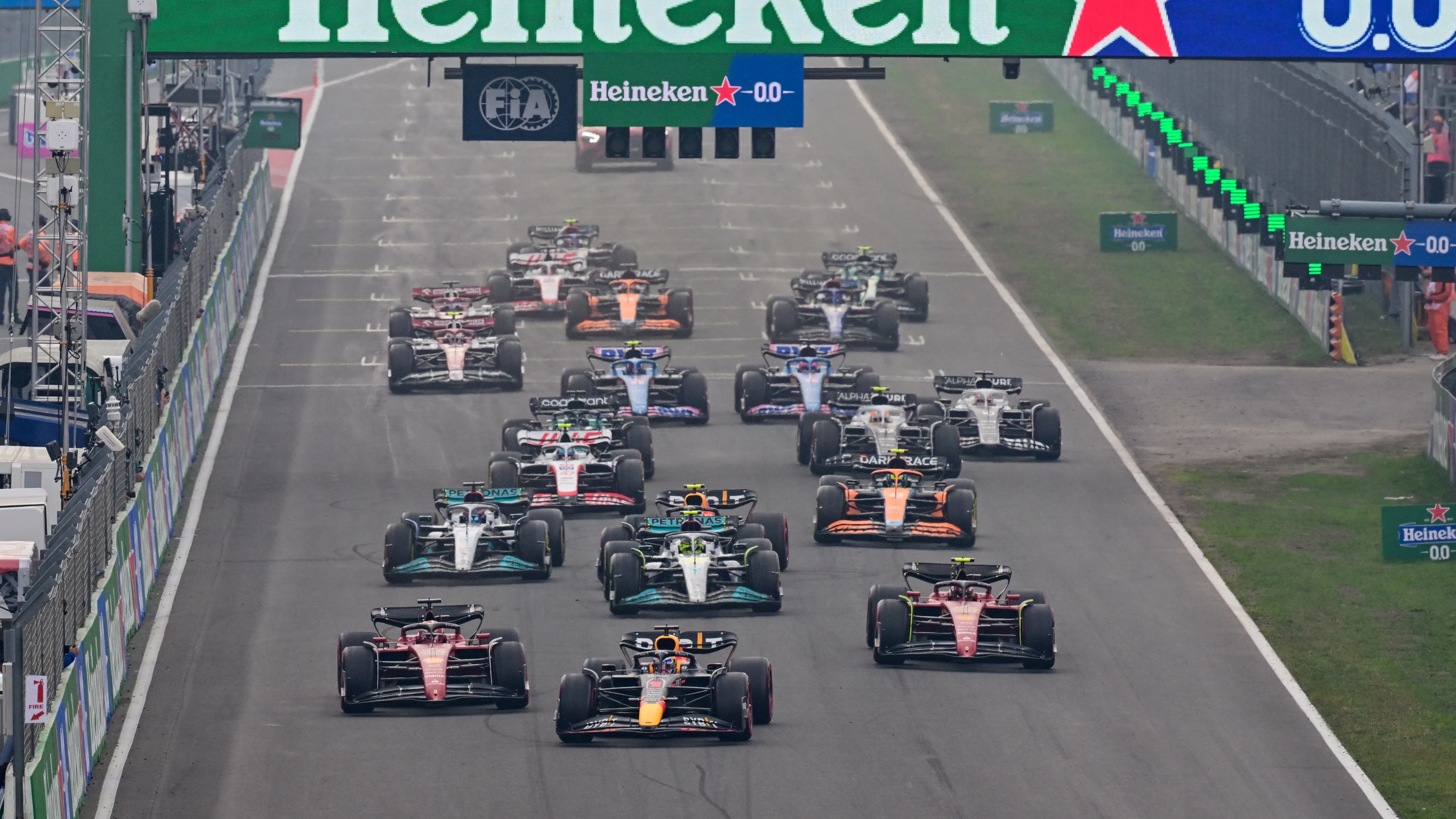 NOS-commentaar Formule 1 krijgt ervan langs: 'Mond houden'