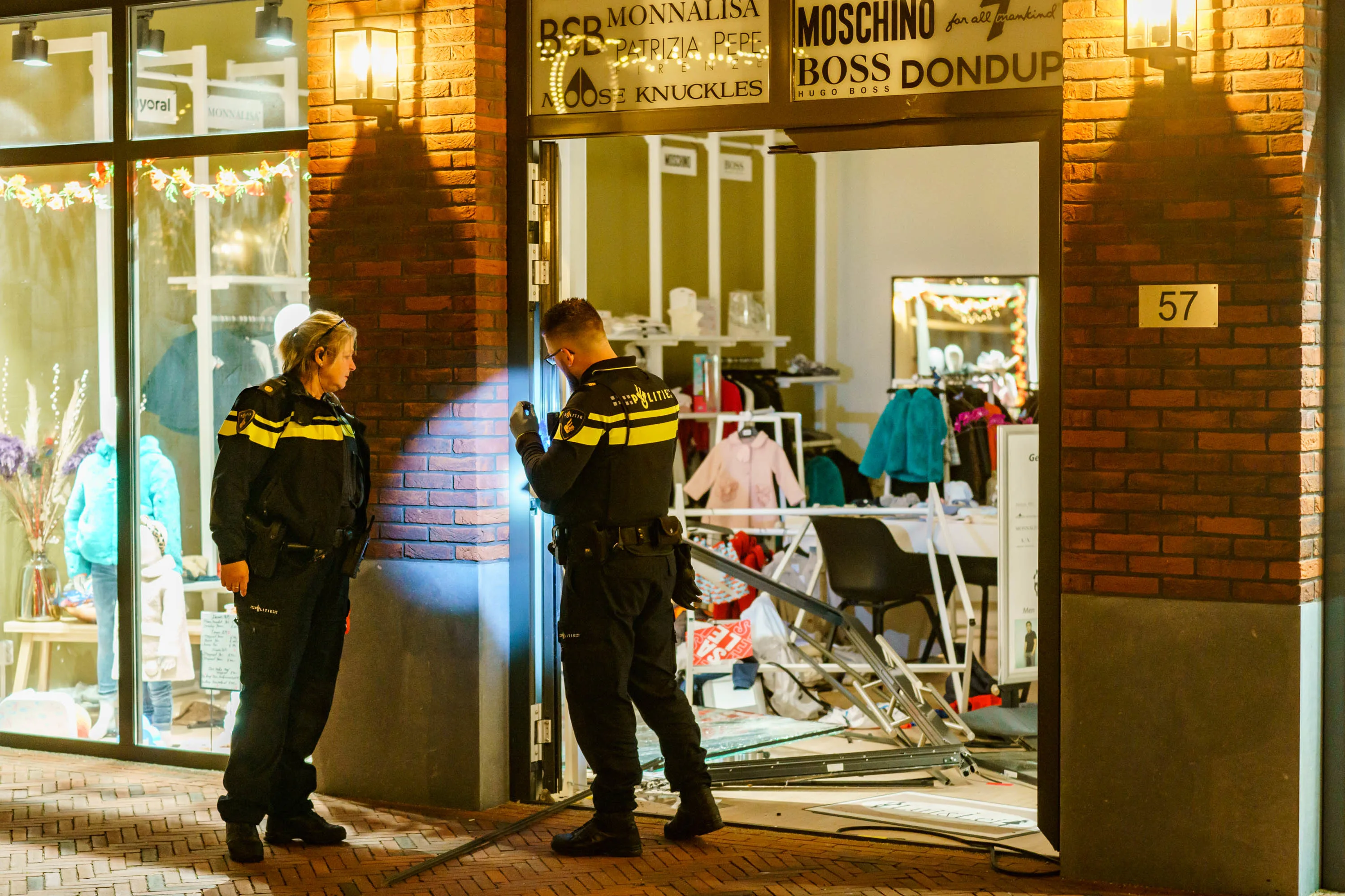 Ravage na ramkraak in kledingzaak winkelcentrum Bilthoven