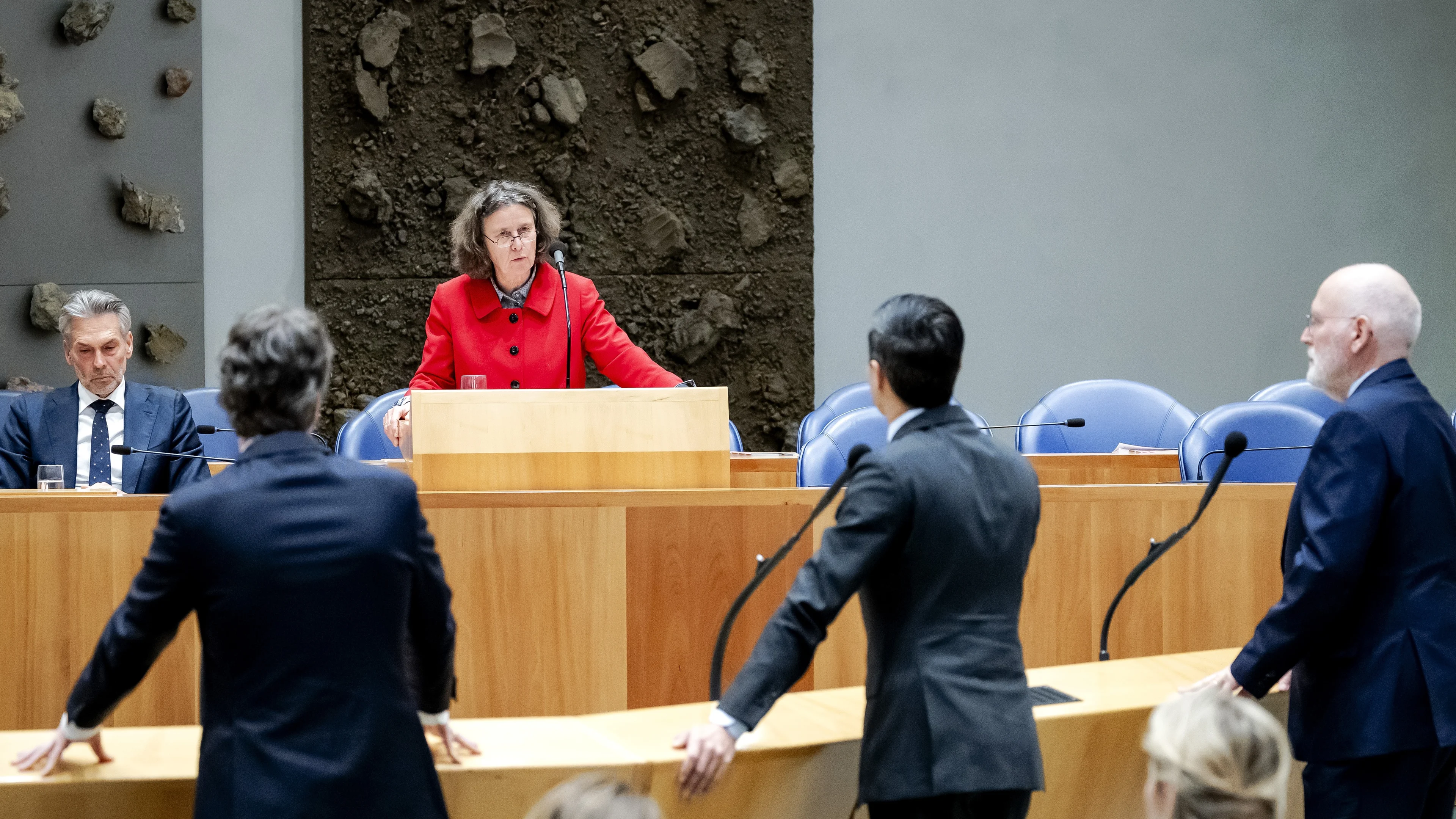 Faber weigert wederom excuses, motie van wantrouwen dreigt