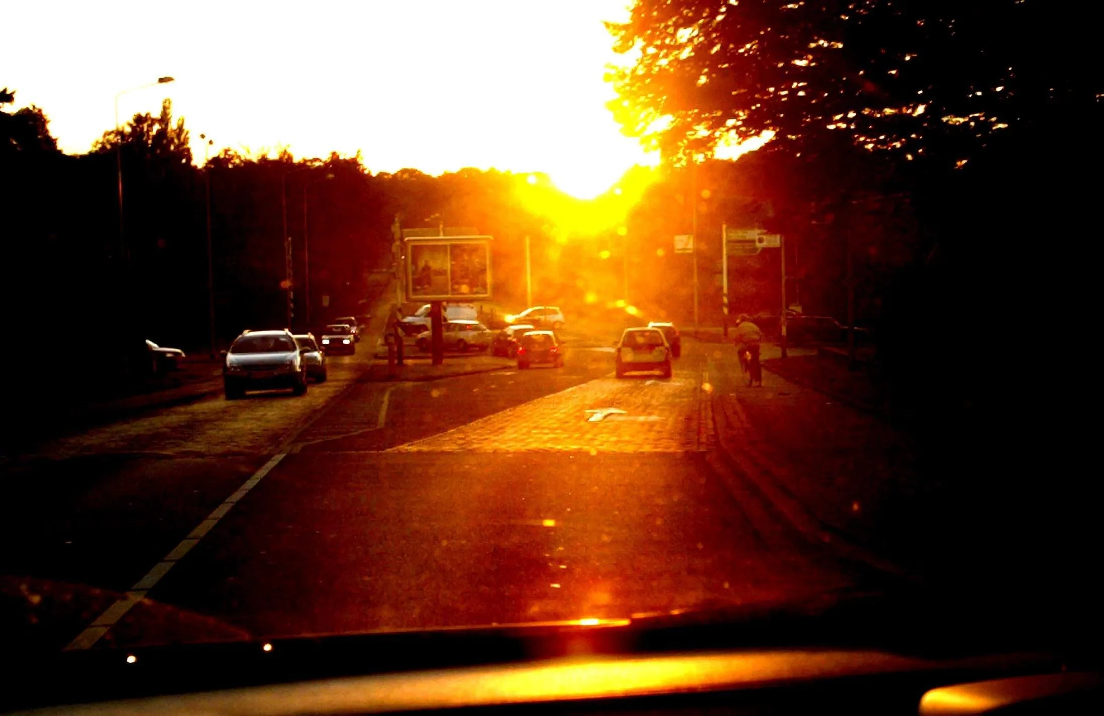 Komende weken laagstaande zon, gevaarlijk voor automobilisten: dit kun je eraan doen