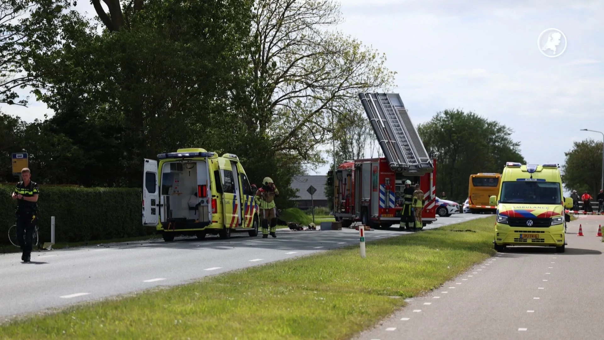 Automobilist (29) zwaargewond na botsing met lijnbus op N393
