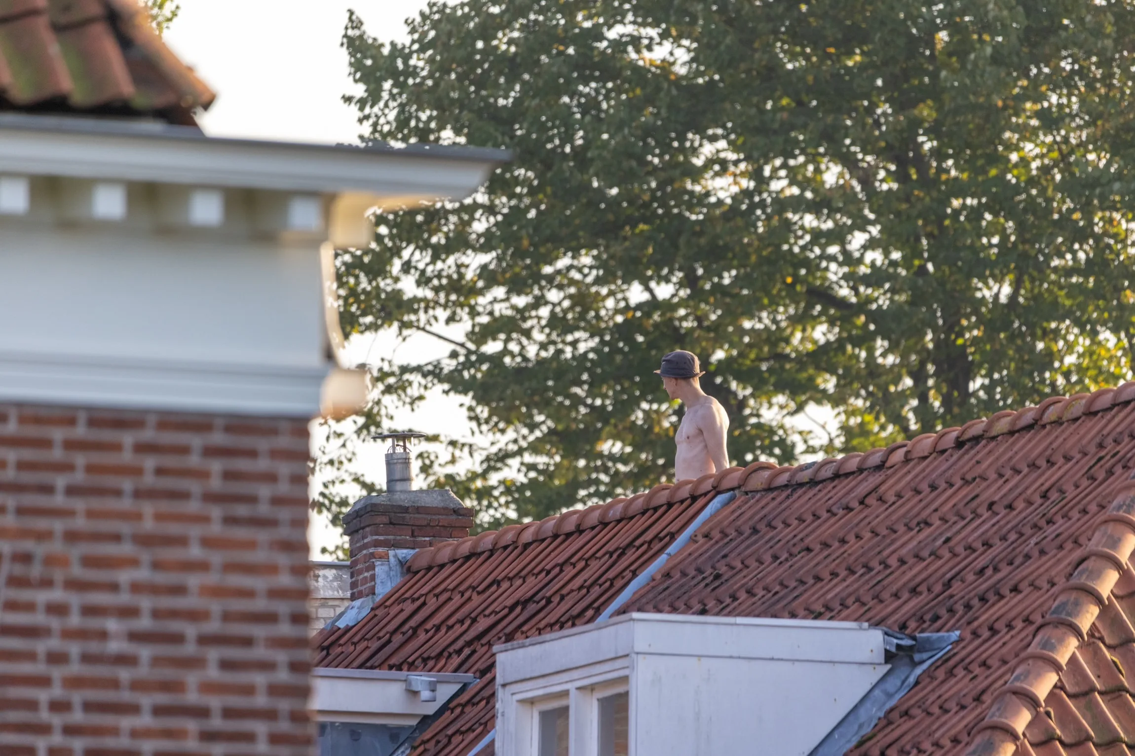 Halfnaakte man met vuurwapen op dak in centrum van Leeuwarden