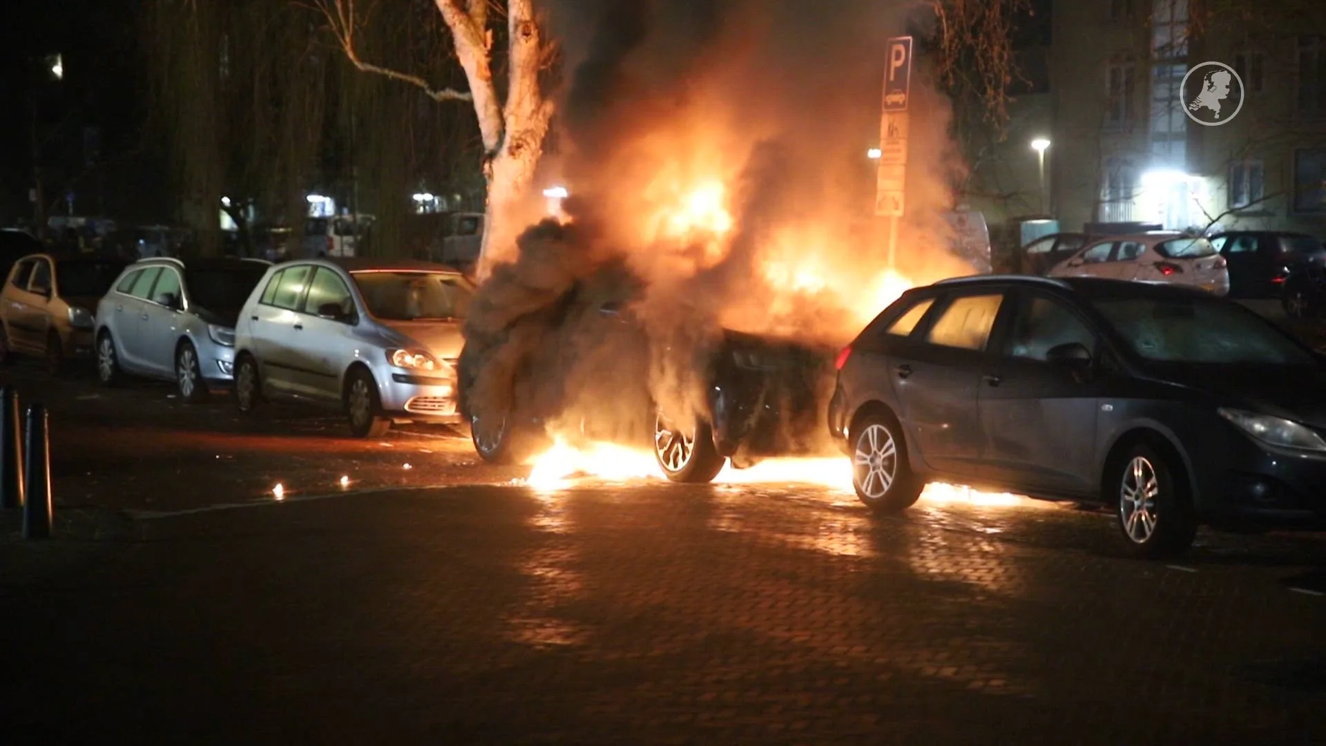 Gloednieuwe BMW brandt volledig uit Den Haag