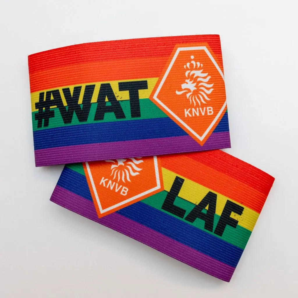 Lubach komt met #WatLaf-band na opmerkelijk besluit KNVB