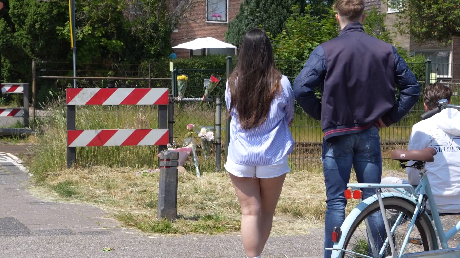 Bloemen en tranen bij het spoor voor overleden pizzabezorger Roy (17)